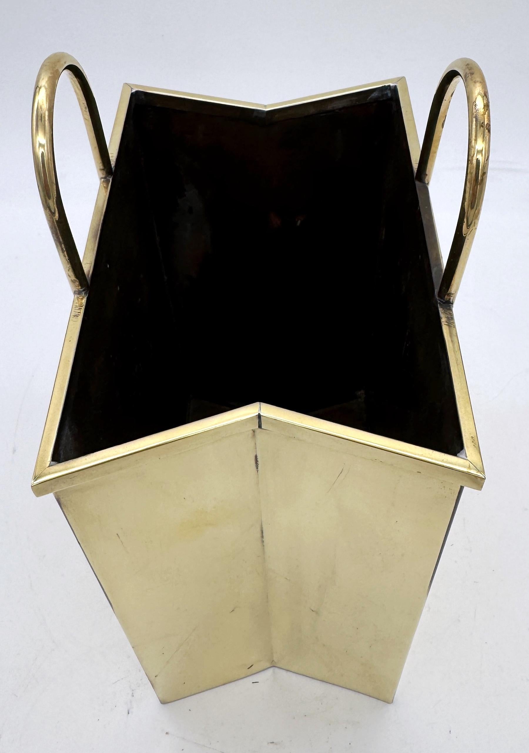 Ottone Scultura moderna italiana in ottone lucido con borsa della spesa, CIRCA ANNI 70 in vendita
