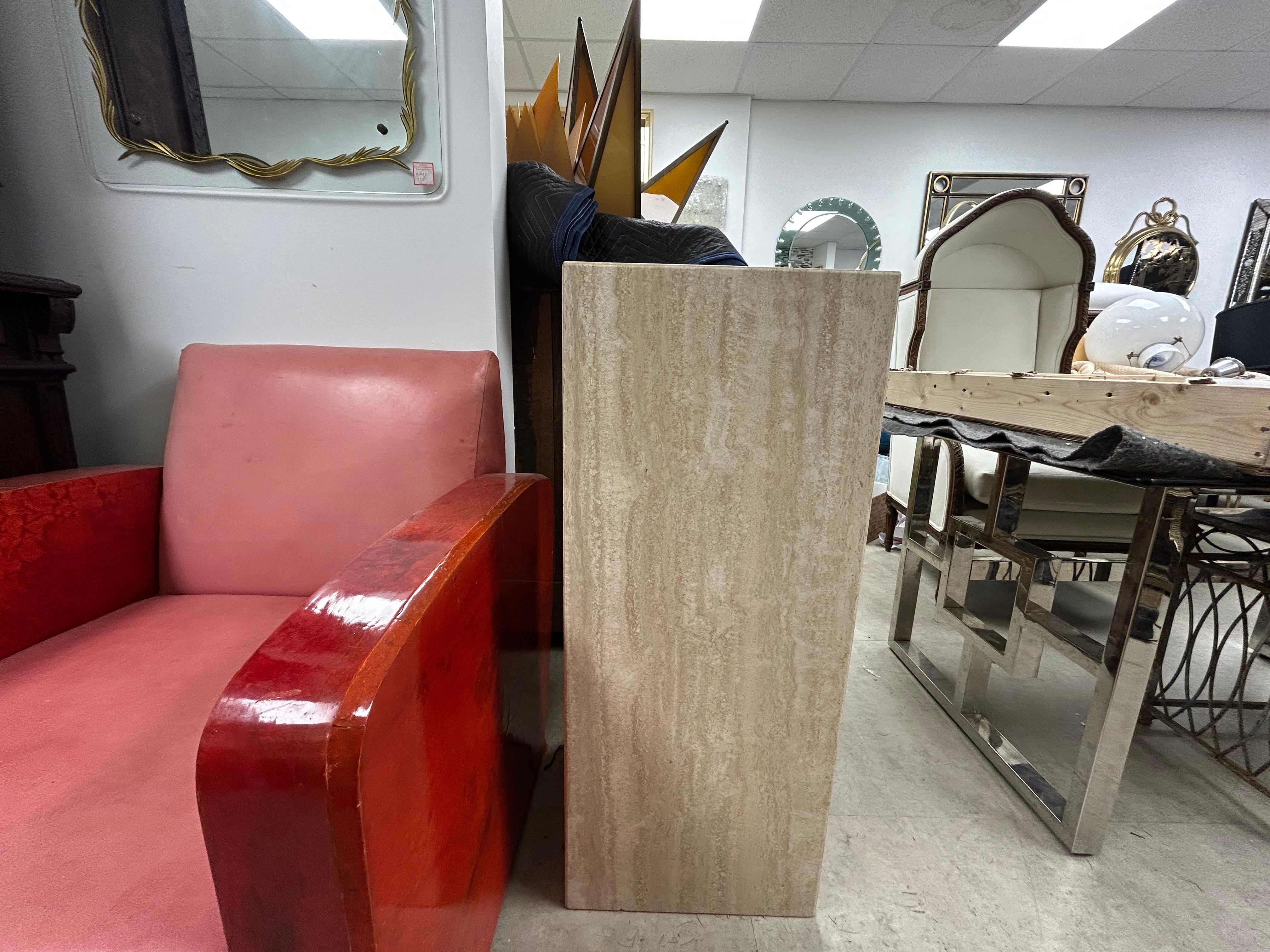 Pedestal moderno italiano de travertino pulido.
Se ofrece un pedestal de travertino italiano de estilo postmoderno Mangiarotti con un bello abigarramiento y una superficie muy pulida. Este precioso pedestal de piedra es perfecto para exponer una
