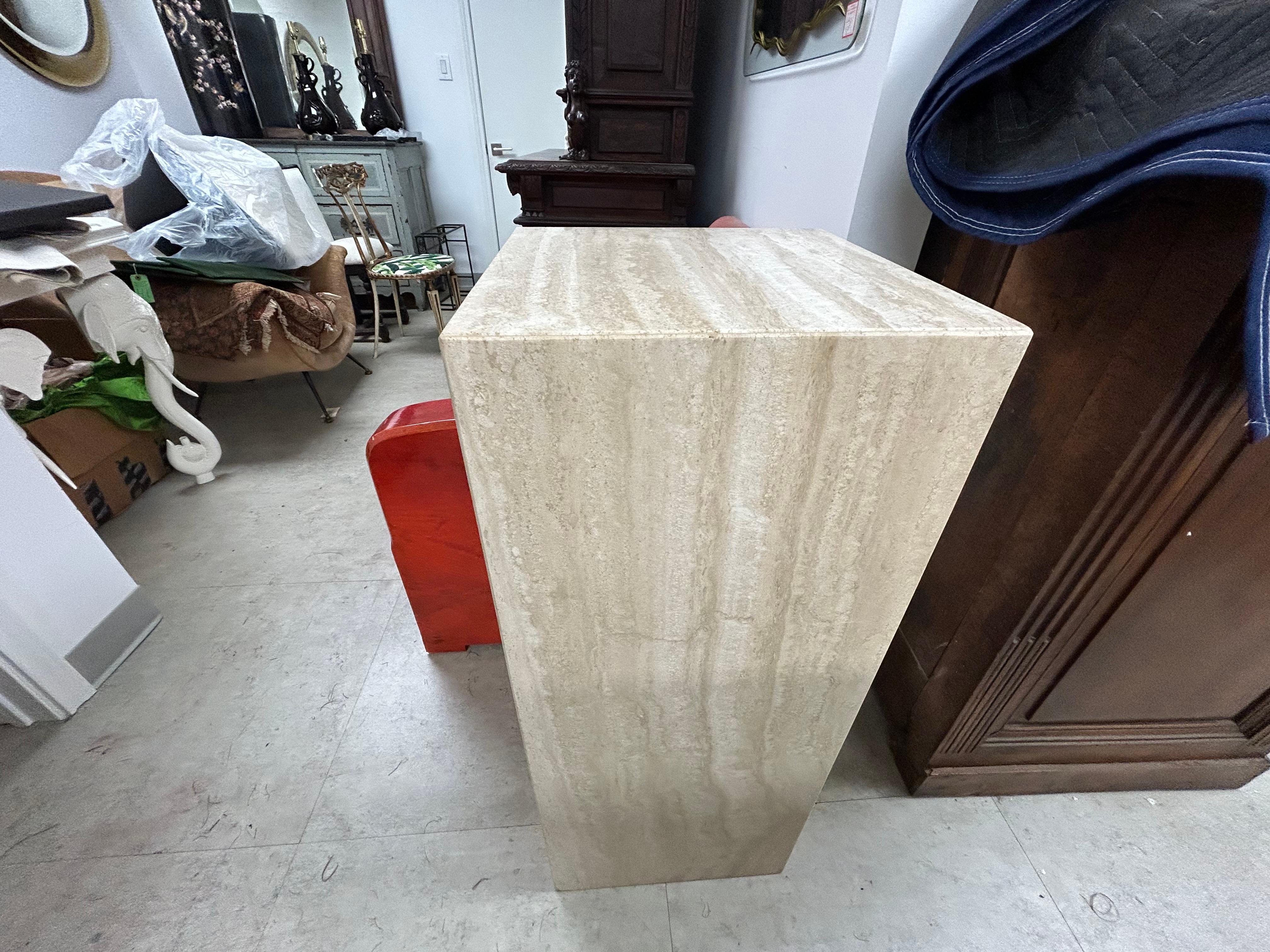 Pedestal italiano moderno de travertino pulido Italiano en venta