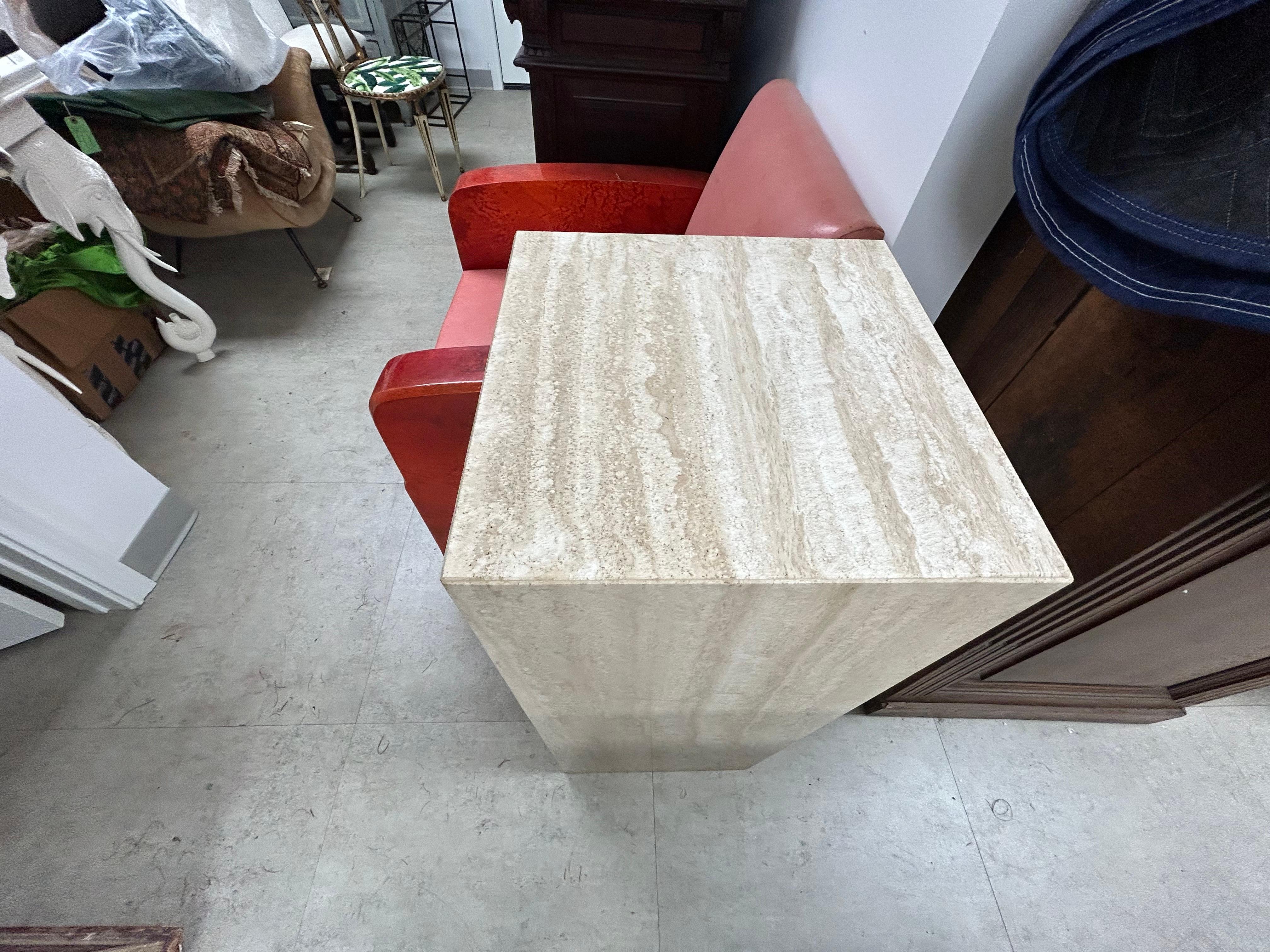 Pedestal italiano moderno de travertino pulido Pulido en venta
