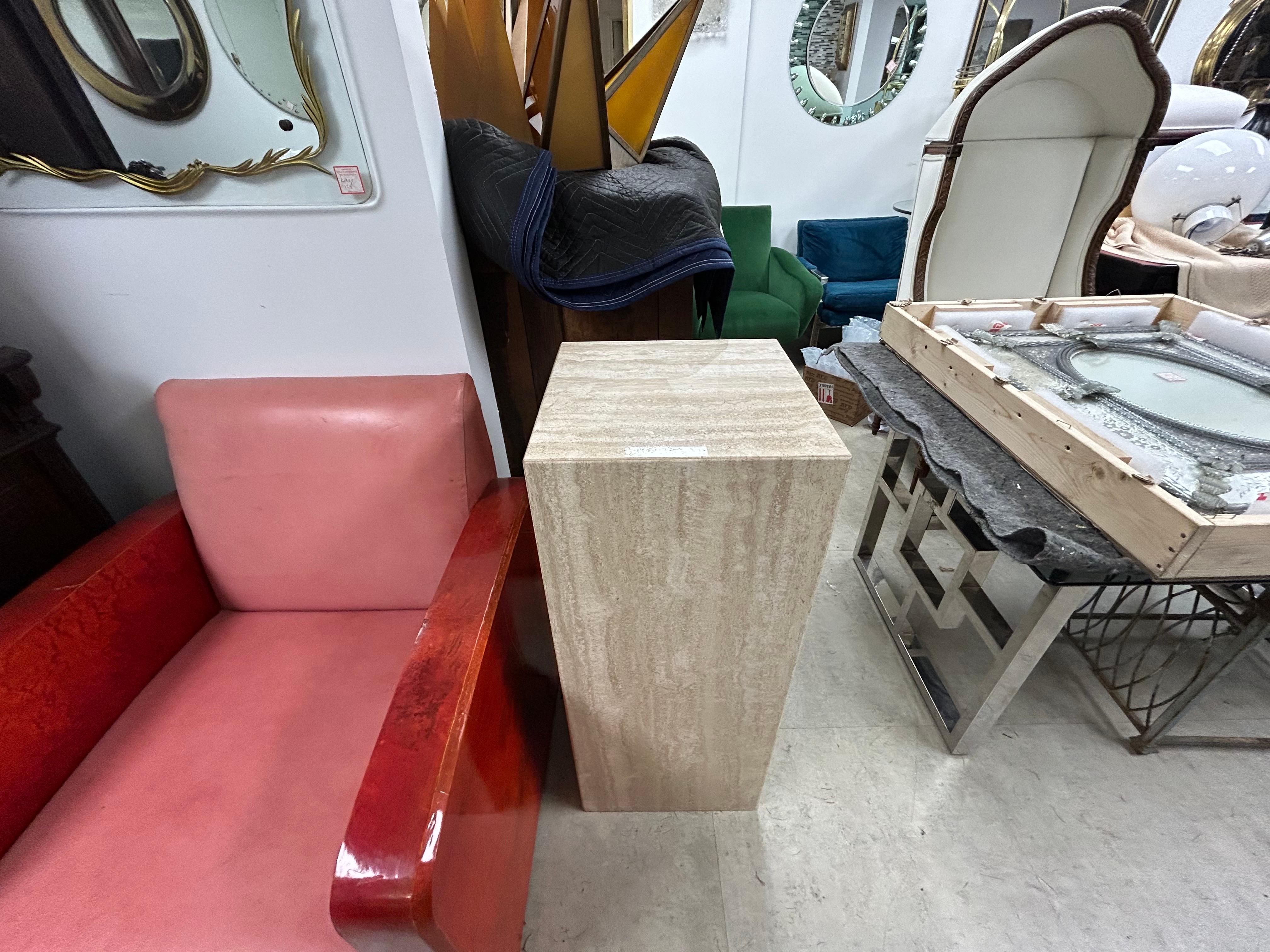 Pedestal italiano moderno de travertino pulido finales del siglo XX en venta