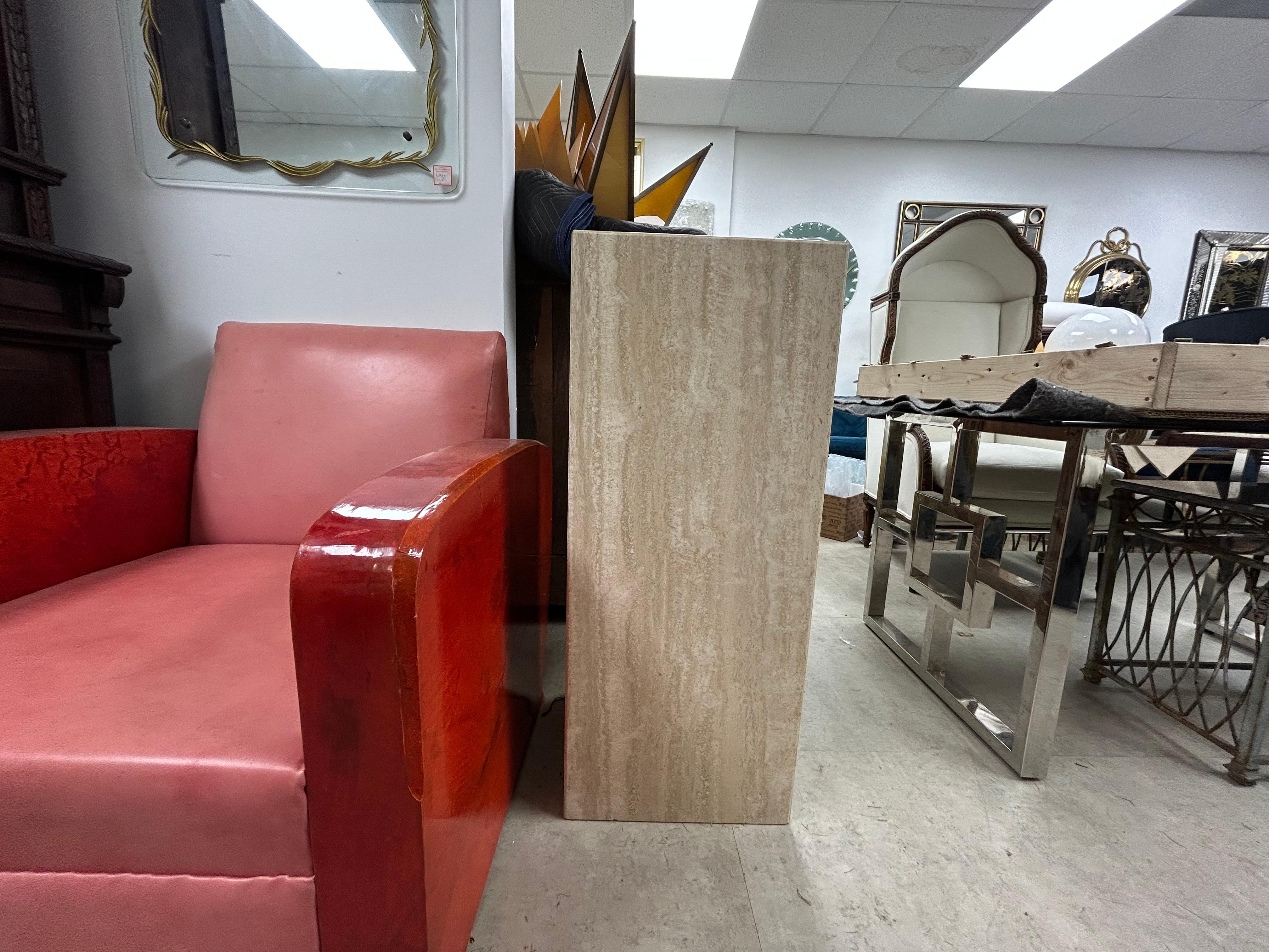 Pedestal italiano moderno de travertino pulido Travertino en venta