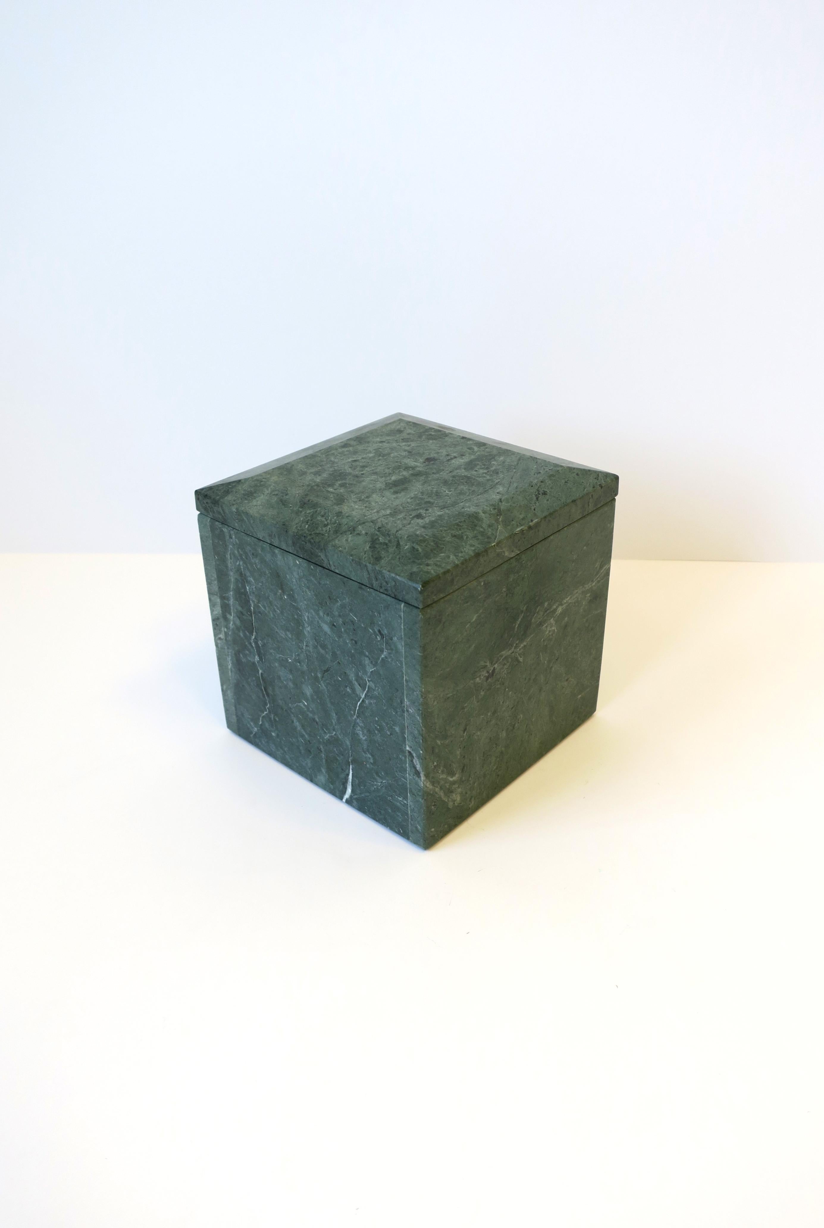 Italienische Moderne Postmoderne Box oder Buchstütze aus grünem Verde-Marmor, ca. 1970er Jahre im Angebot 8