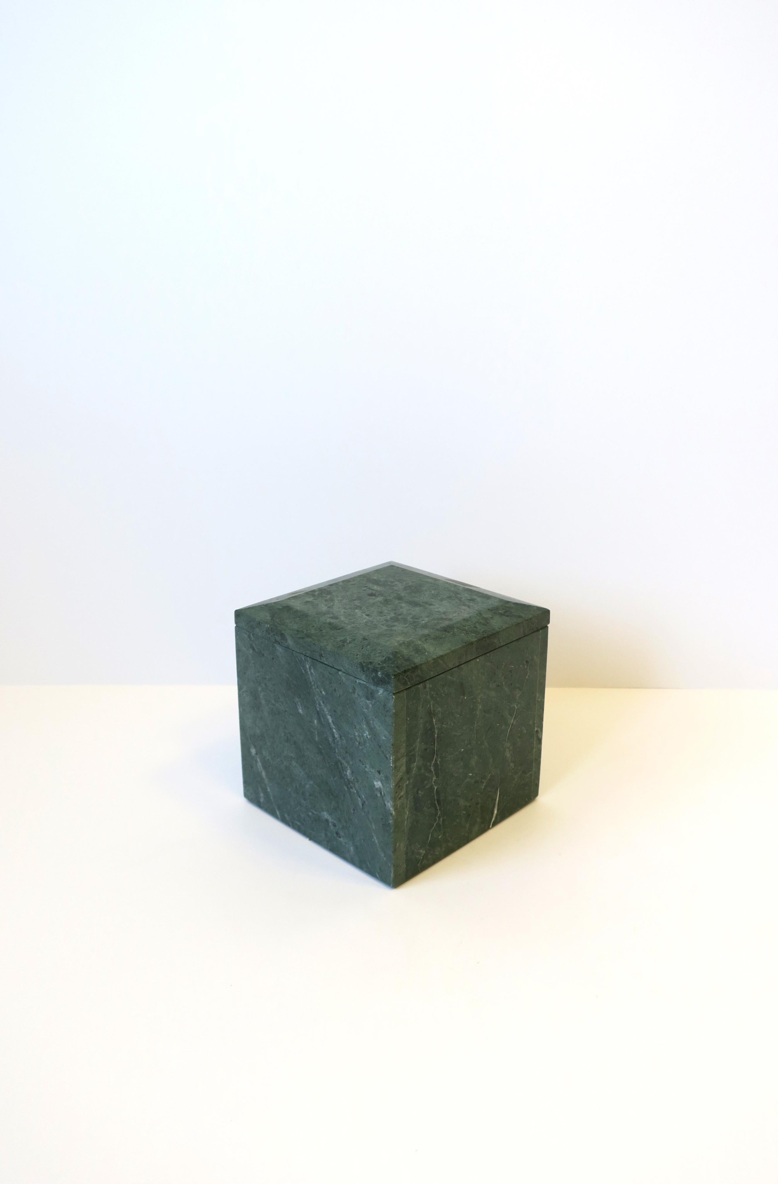 Une belle et substantielle boîte postmoderne italienne carrée en marbre vert Verde, vers les années 1970, Italie. Le marbre est principalement de couleur vert moyen et foncé avec des veines blanches. Le dessus a un bord biseauté. La pièce peut