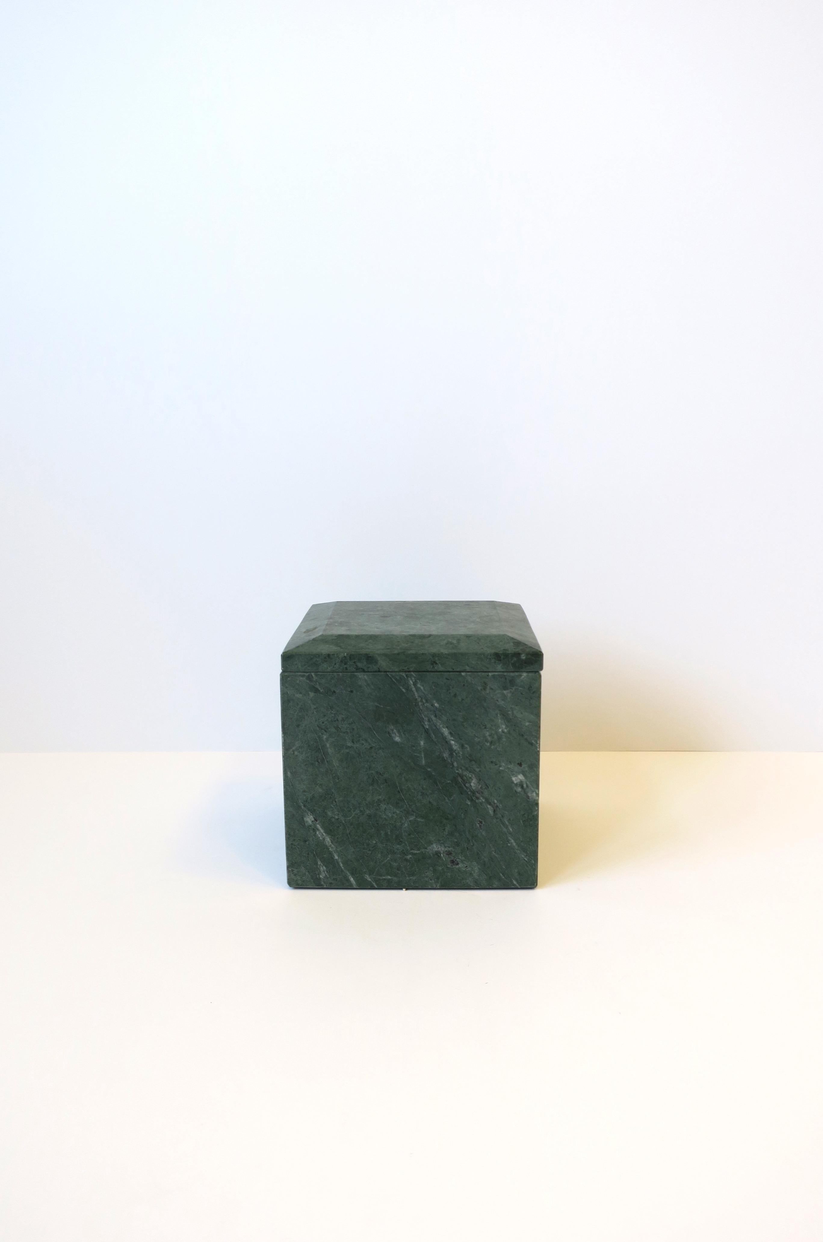 Italienische Moderne Postmoderne Box oder Buchstütze aus grünem Verde-Marmor, ca. 1970er Jahre im Zustand „Gut“ im Angebot in New York, NY