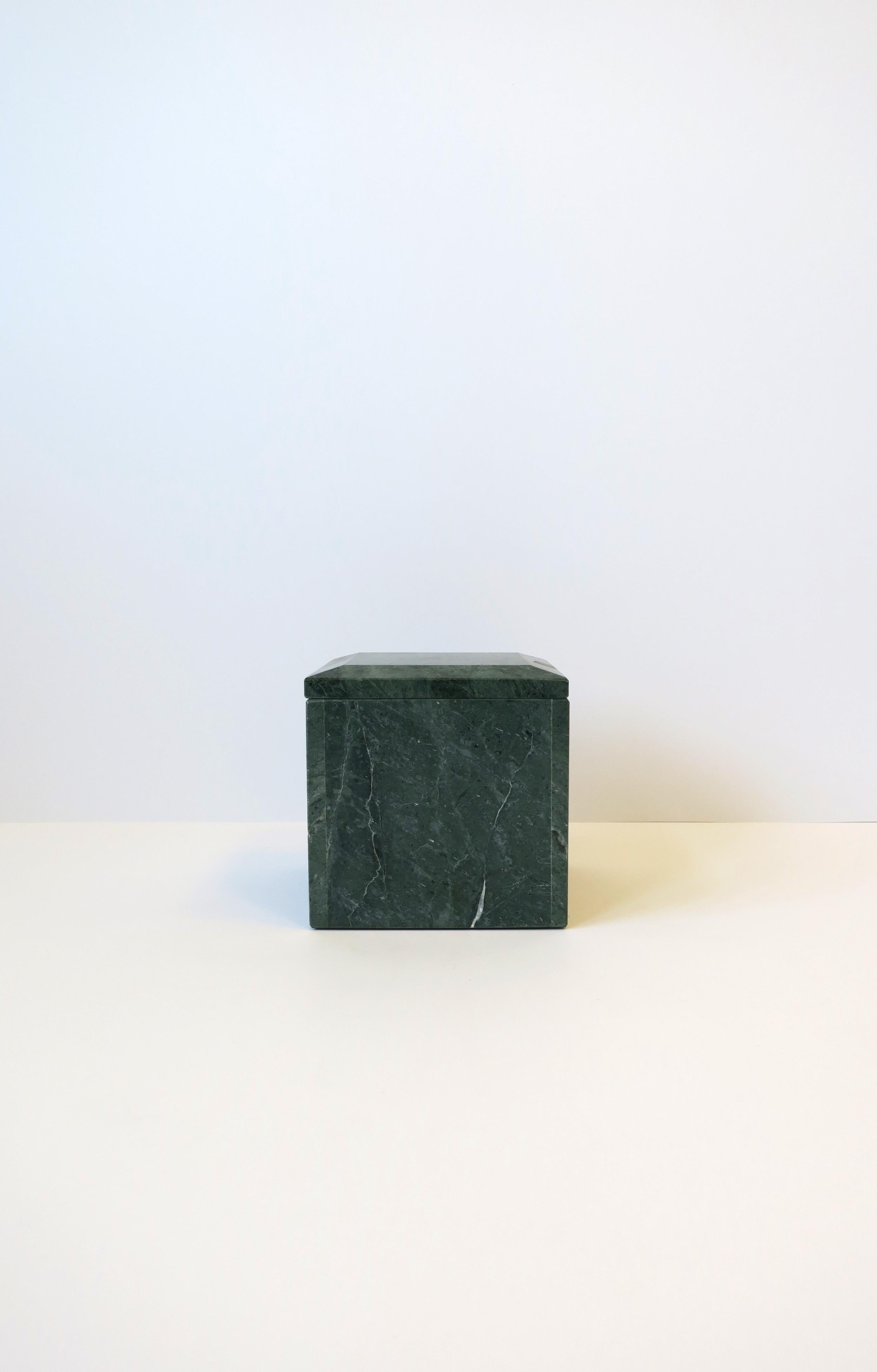 Italienische Moderne Postmoderne Box oder Buchstütze aus grünem Verde-Marmor, ca. 1970er Jahre (Ende des 20. Jahrhunderts) im Angebot