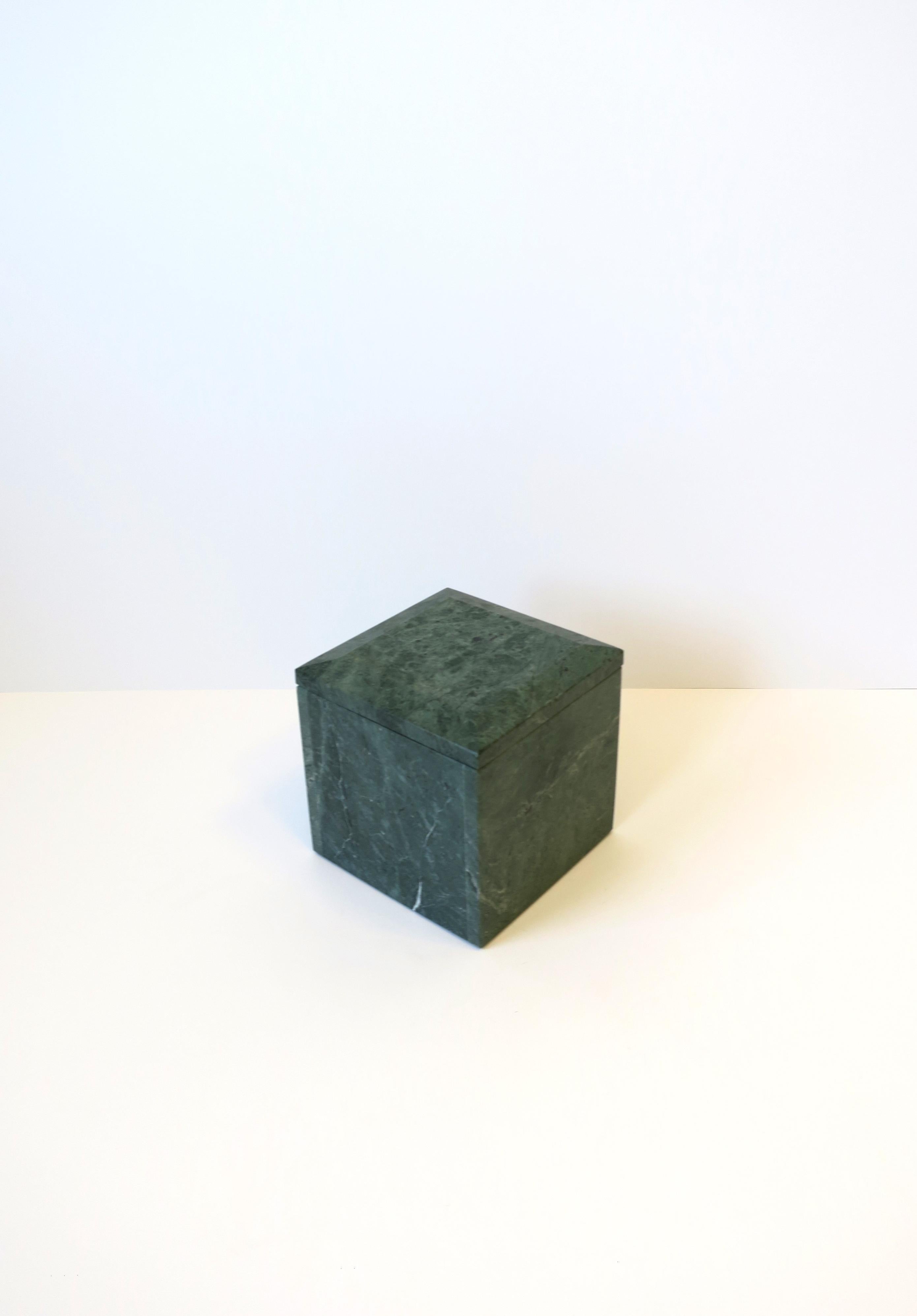 Italienische Moderne Postmoderne Box oder Buchstütze aus grünem Verde-Marmor, ca. 1970er Jahre im Angebot 5