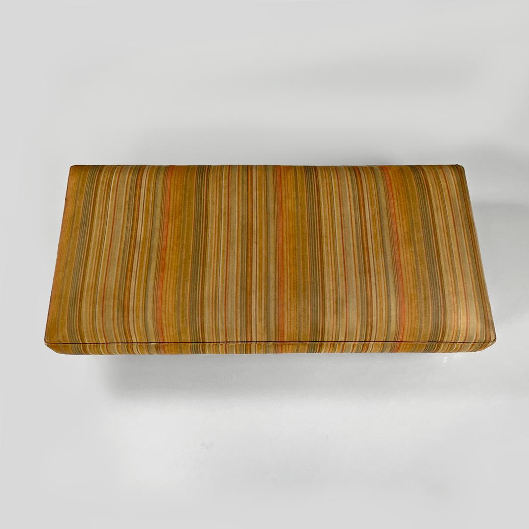 Italienischer moderner Hocker auf Messingrädern mit orange und braun gestreiftem Stoff, 1970er Jahre im Angebot 5