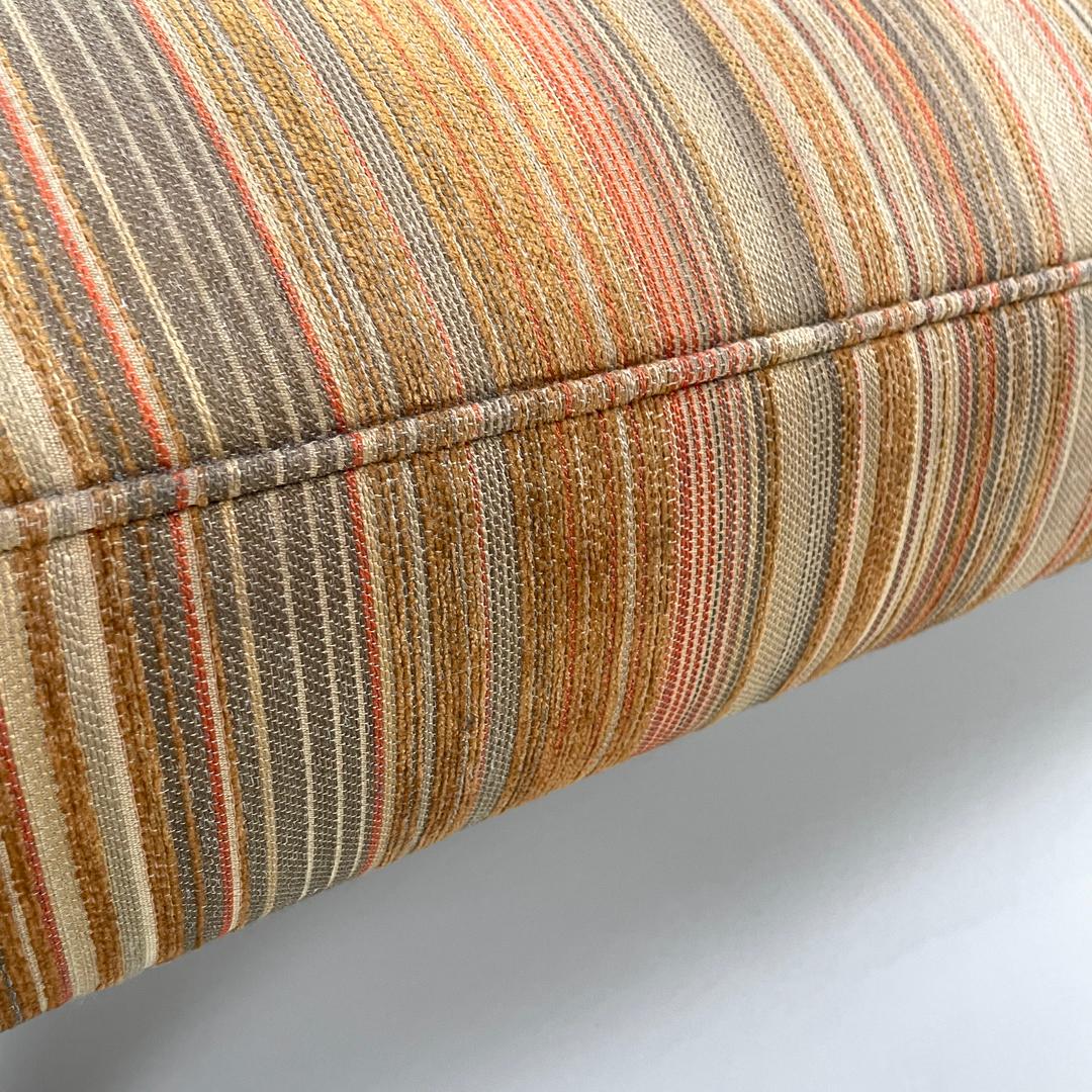 Italienischer moderner Hocker auf Messingrädern mit orange und braun gestreiftem Stoff, 1970er Jahre im Angebot 6