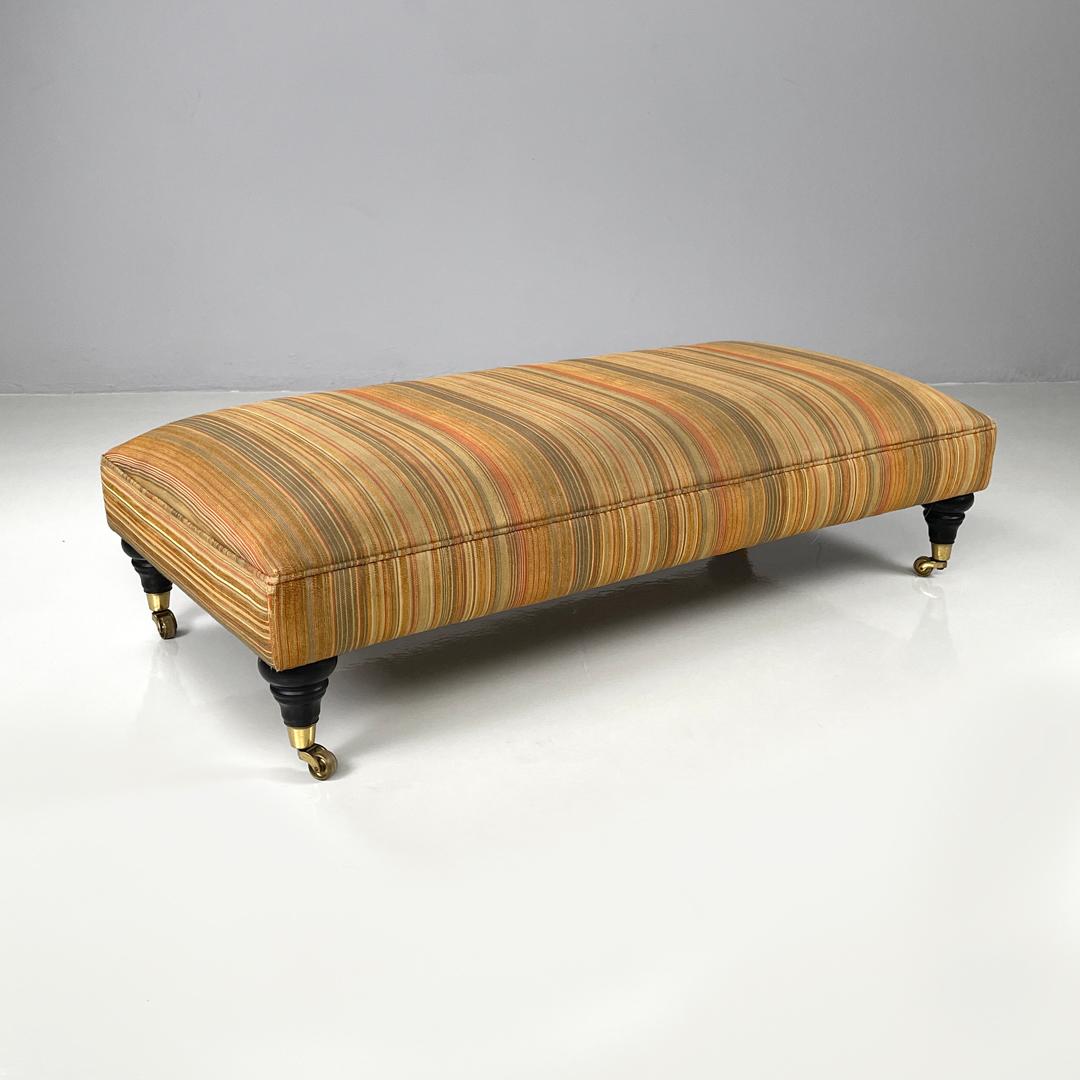 Italienischer moderner Hocker auf Messingrädern mit orange und braun gestreiftem Stoff, 1970er Jahre
Rechteckiger Hocker, bezogen mit gestreiftem Stoff in warmen Orange-, Braun-, Beige- und Gelbtönen. Er hat vier schwarz lackierte Holzbeine mit