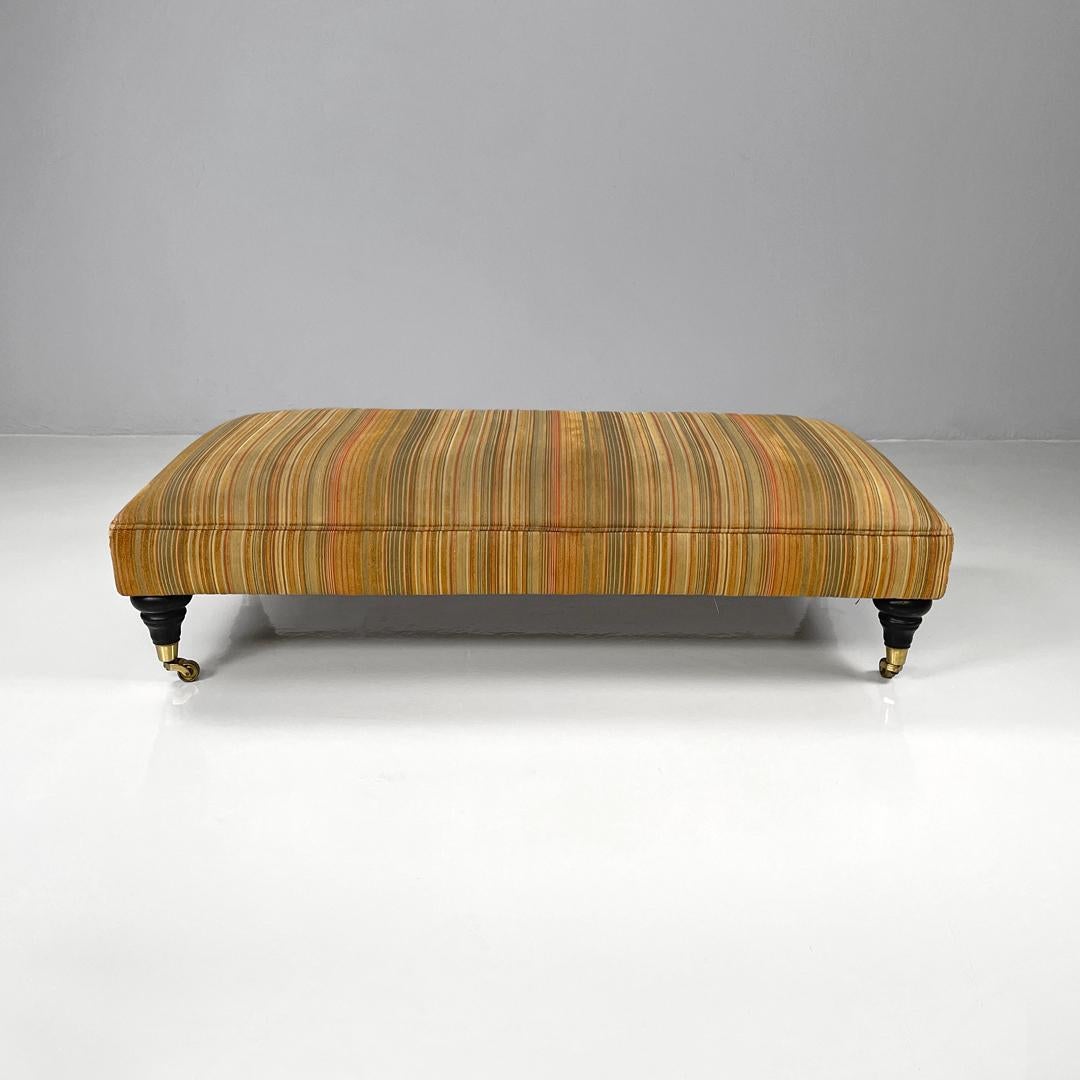 Italienischer moderner Hocker auf Messingrädern mit orange und braun gestreiftem Stoff, 1970er Jahre (Moderne) im Angebot