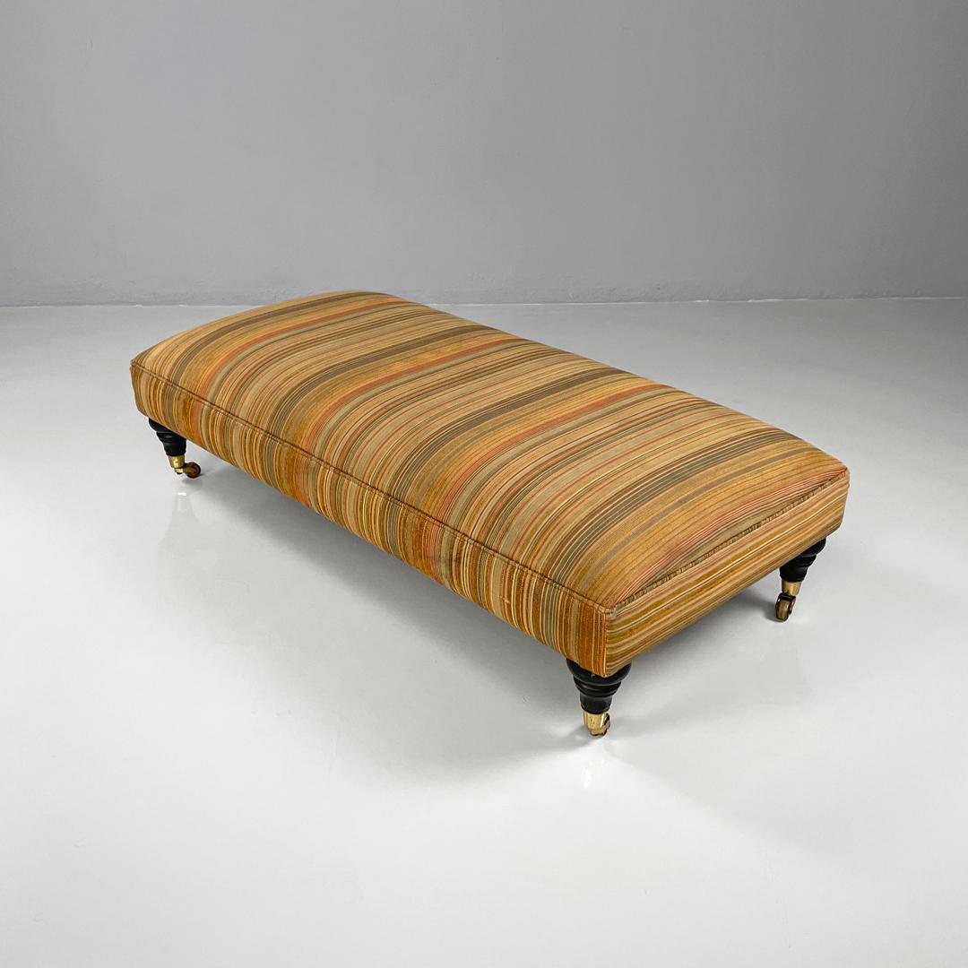 Italienischer moderner Hocker auf Messingrädern mit orange und braun gestreiftem Stoff, 1970er Jahre im Zustand „Relativ gut“ im Angebot in MIlano, IT