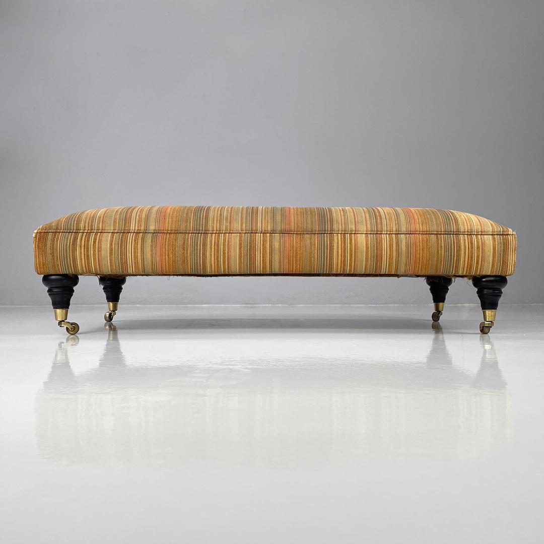 Italienischer moderner Hocker auf Messingrädern mit orange und braun gestreiftem Stoff, 1970er Jahre (Ende des 20. Jahrhunderts) im Angebot