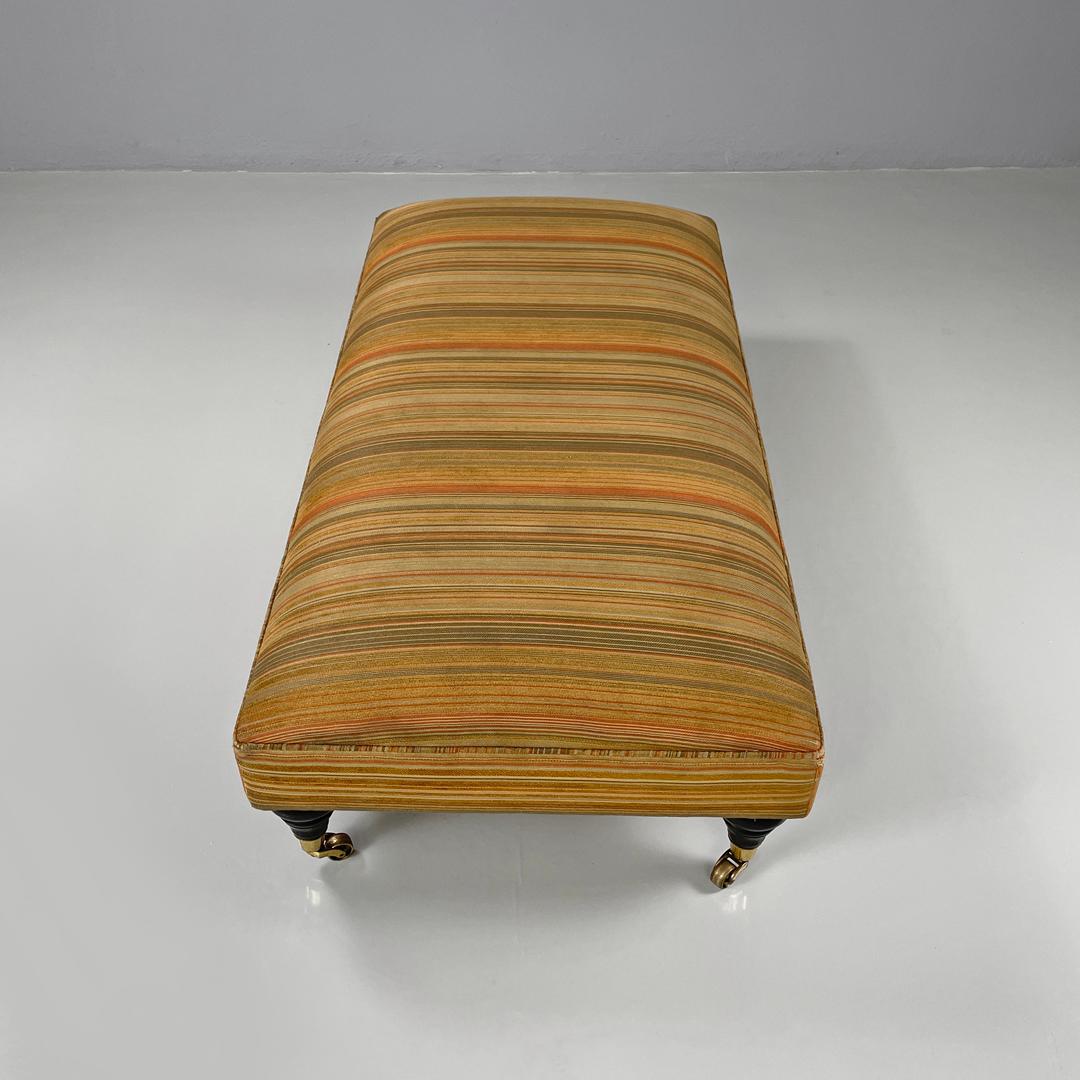 Italienischer moderner Hocker auf Messingrädern mit orange und braun gestreiftem Stoff, 1970er Jahre im Angebot 3