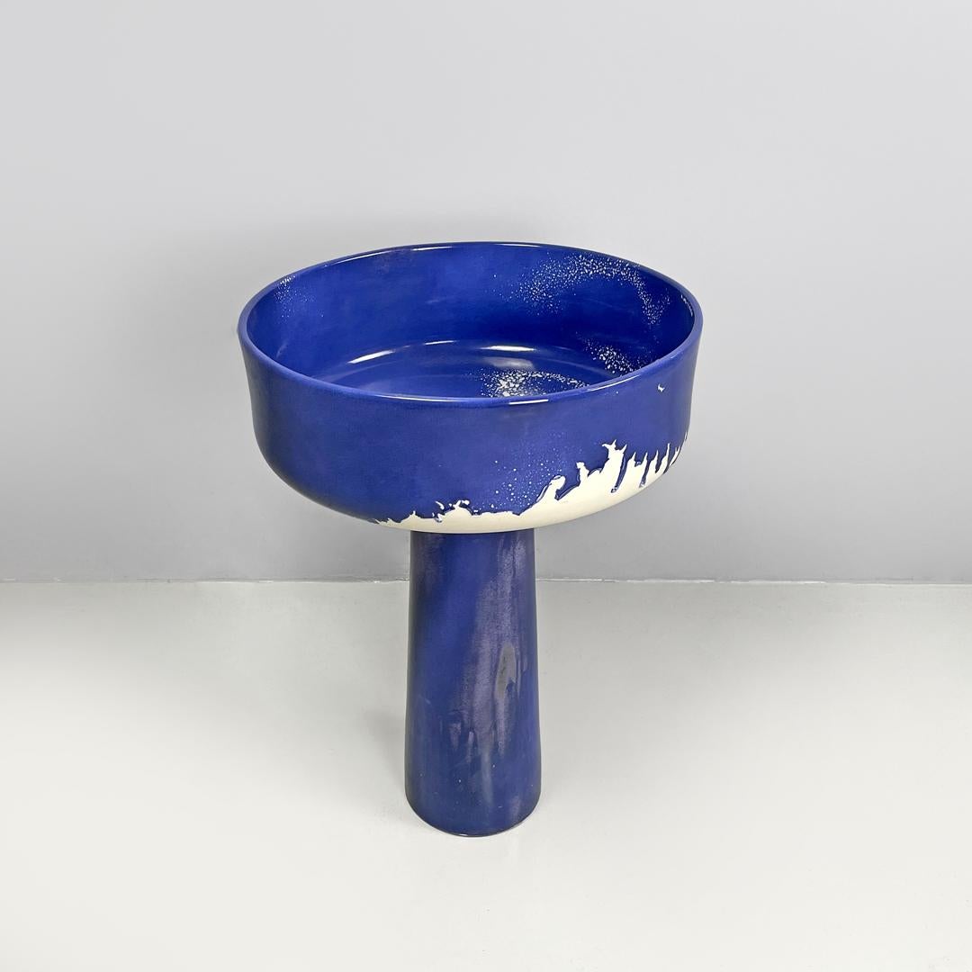 Pot de fleurs prototype moderne italien Angelo Mangiarotti Fratelli Brambilla, 1970
Prototype de pot de fleurs à base ronde en céramique émaillée bleue et blanche. La partie supérieure est composée d'un vase cylindrique et repose sur une tige de