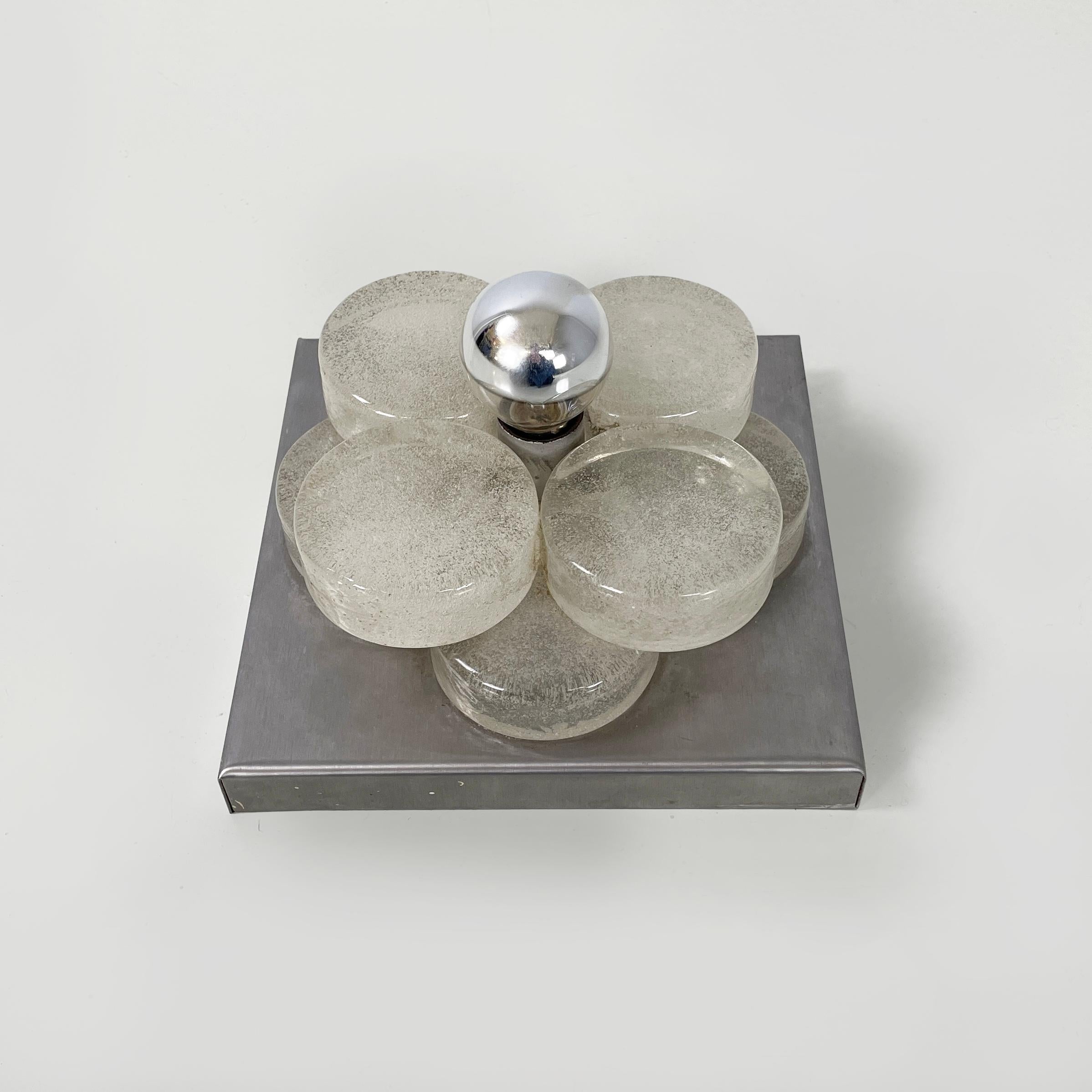 Italian modern pulegoso glass and metal Wall lamp by Albano Poli for Poliarte, 1970s
Wall lamp with square base in sheet metal. The diffuser is made up of a series of 8 thick discs in pulegoso glass, characterized by small bubbles. The discs are