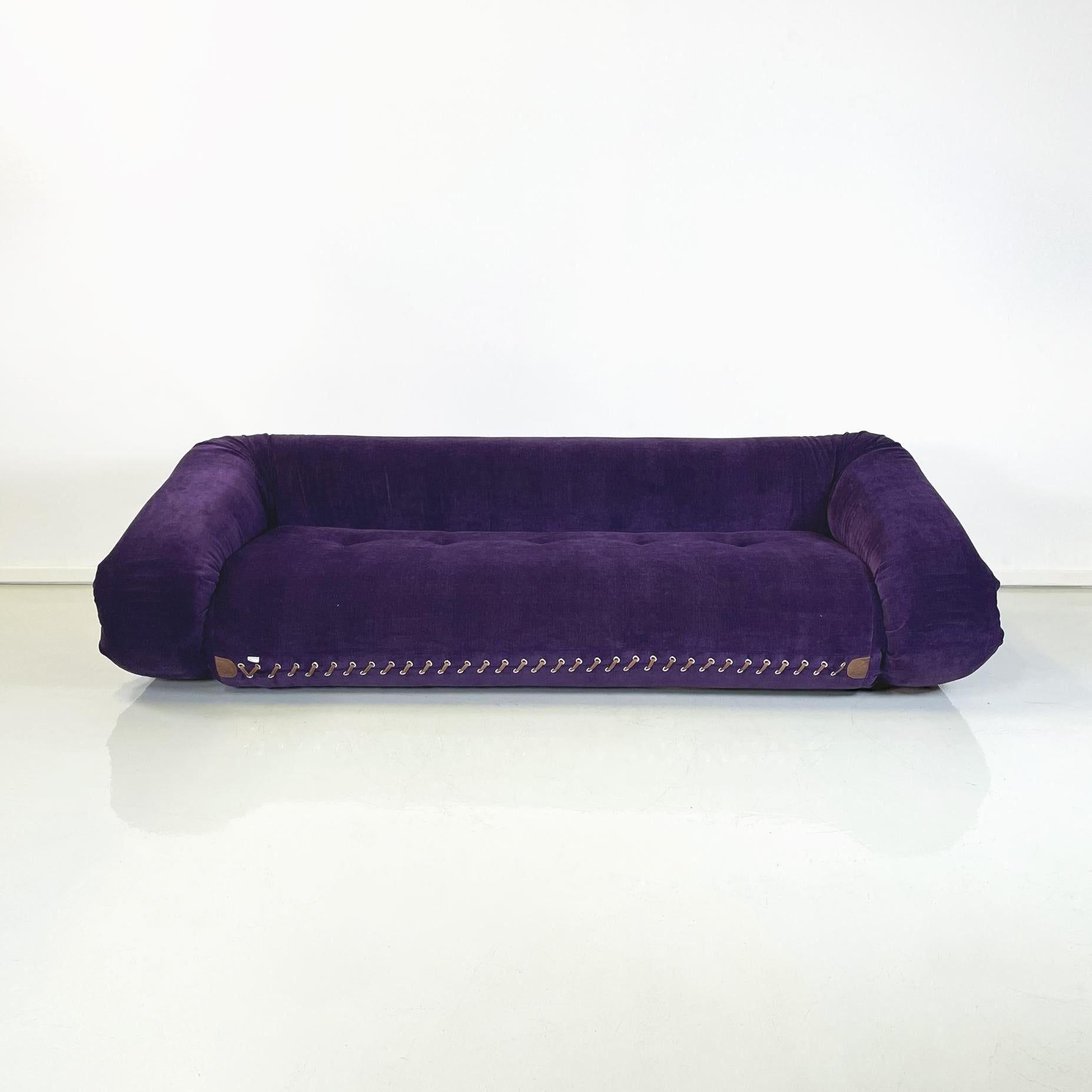 Italian modern Purple velvet sofa bed mod. Anfibio by Alessandro Becchi for Giovannetti, 1970s
Sofa bed mod. Anfibio in aubergine purple velvet. The sofa has a rectangular seat with metal buttons. On the sides there are several brown leather straps