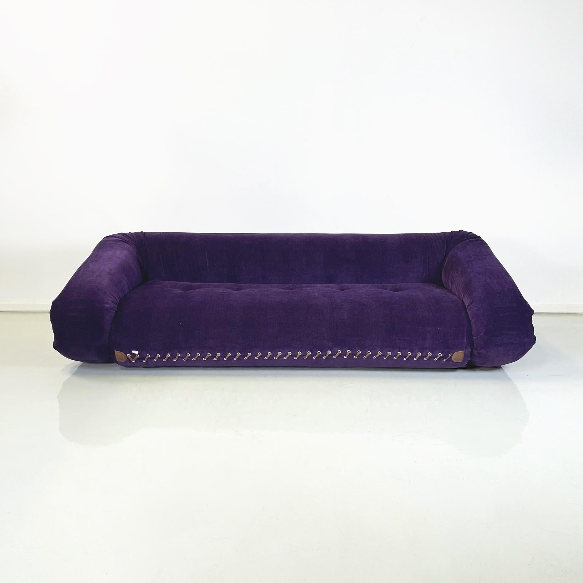 Italian Modern Purple Velvet Sofa Bed Anfibio by Becchi for Giovannetti, 1970s In Good Condition For Sale In MIlano, IT