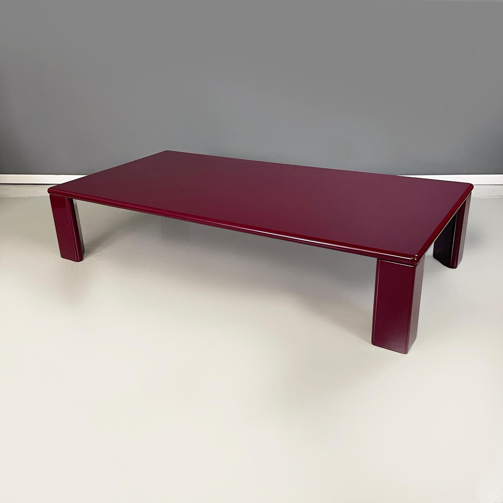 Italian Modern purple Wooden Coffee Table Ming by Takahama for Gavina, 1980s
Iconic and elegant coffee table mod. Ming with rectangular top with rounded corners, in purple lacquered wood. The 4 legs are triangular in shape with rounded