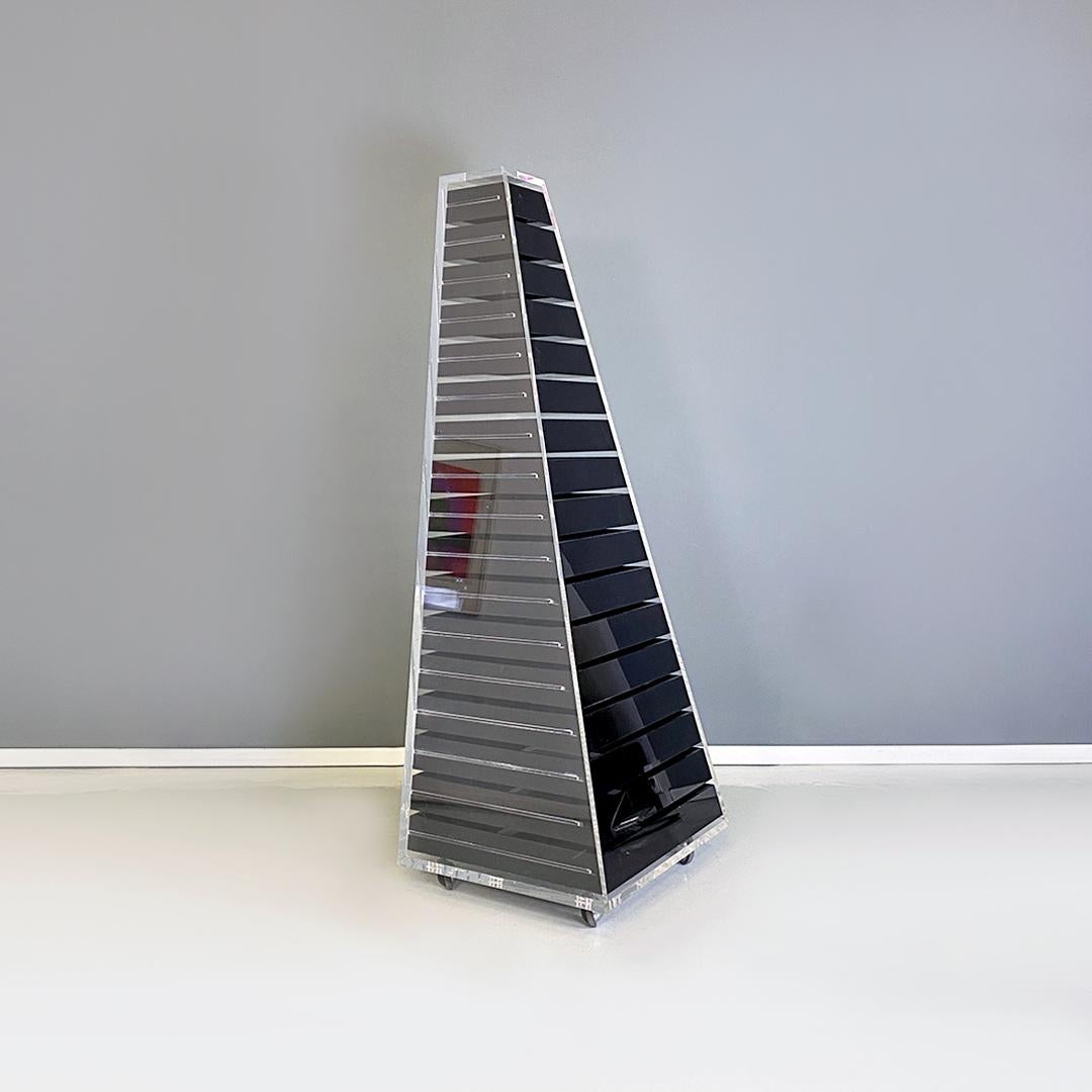 Moderne italienische Kommode aus transparentem und schwarzem Plexiglas Pyramide von Shiro Kuramata für Cappellini, 1980er Jahre
Pyramide Modell Kommode mit einer trapezförmigen Form, auf Rädern, ganz aus Plexiglas oder Methacrylat, transparent in