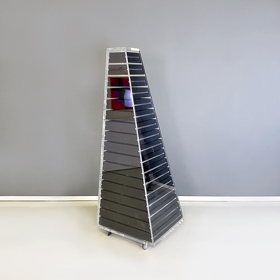 Cómoda piramidal moderna italiana de Shiro Kuramata para Cappellini, años 80 Plexiglás en venta
