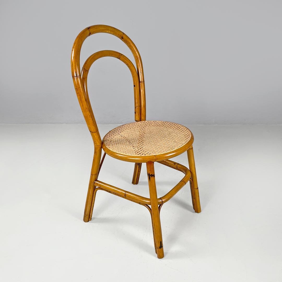 Sedie moderne italiane in rattan e paglia di Vienna con sedute rotonde, anni '70
Set di sei sedie in rattan. Lo schienale è composto da due elementi curvi a sezione circolare, la seduta è rotonda con rivestimento in paglia di Vienna, con un