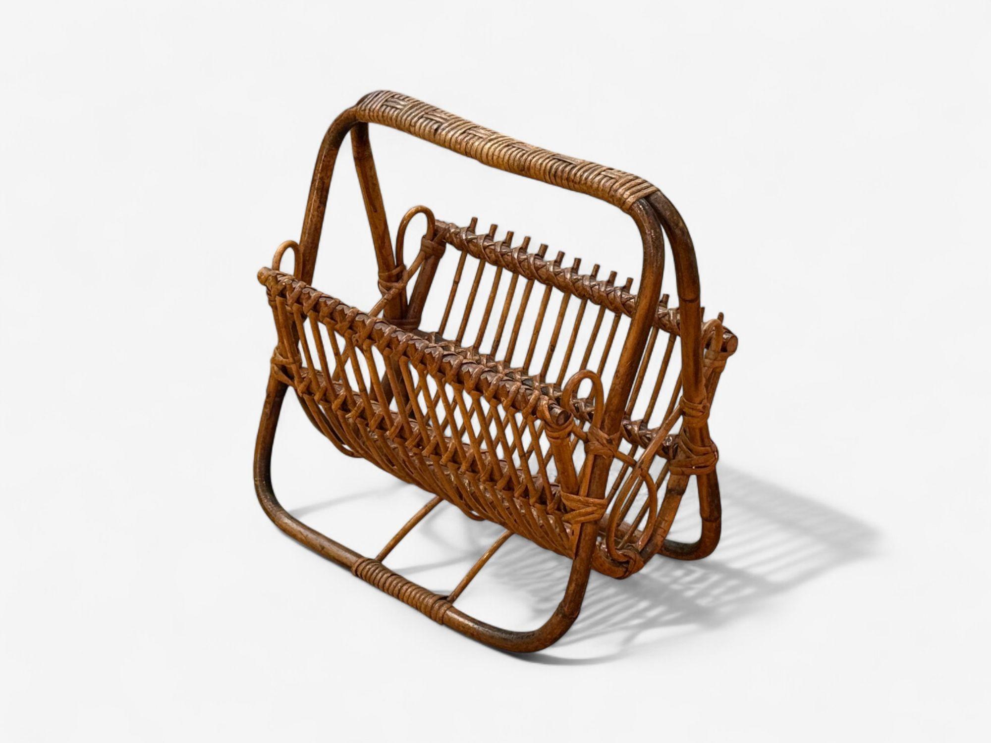 Moderno italiano, rattan, bambù, canna, portariviste, Italia, anni '60

Un portariviste modernista in giunco, rattan e legno scortecciato progettato e prodotto in Italia nella seconda metà del XX secolo.

Rattan, bambù, canna; Italia 1960