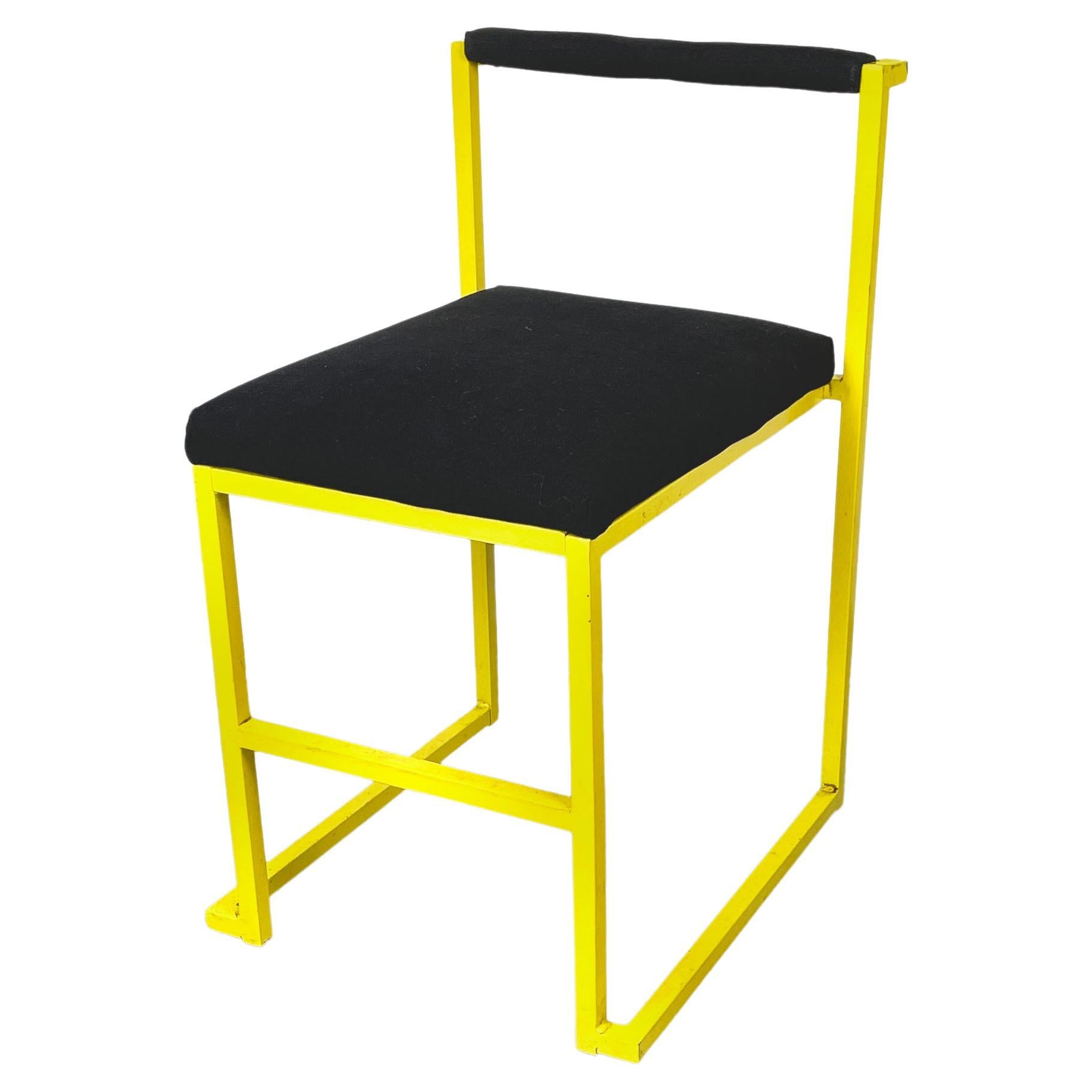 Italienisch modern Rechteckiger Stuhl mit schwarzem Stoff und gelbem Metall, 1980er Jahre