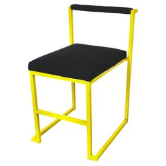 Silla rectangular moderna italiana de tela negra y metal amarillo, años 80