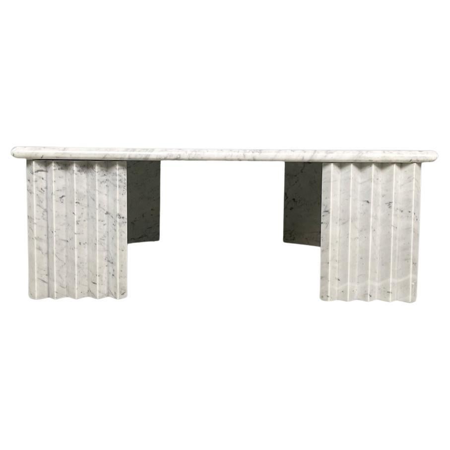 Italian modern rectangular coffe table in white marble by Carlo Scarpa, 1980s
Coffee table made entirely of white marble. The square top with rounded edges rests on four legs featuring decorative geometric grooves.
Produced in 1980s and designed by