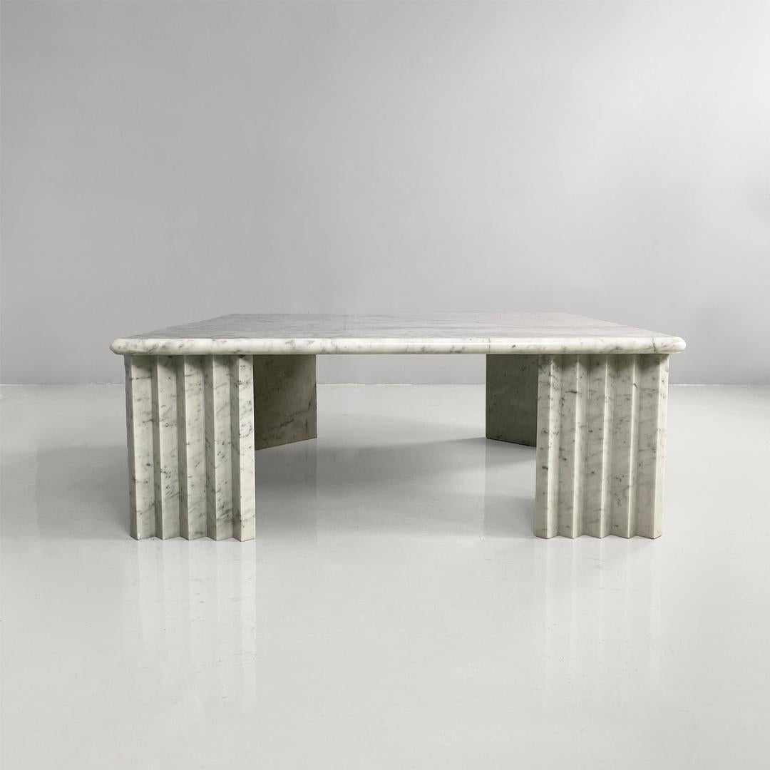 Italian modern rectangular coffe table in white marble by Carlo Scarpa, 1980s en Desgastado estado para la venta en MIlano, IT