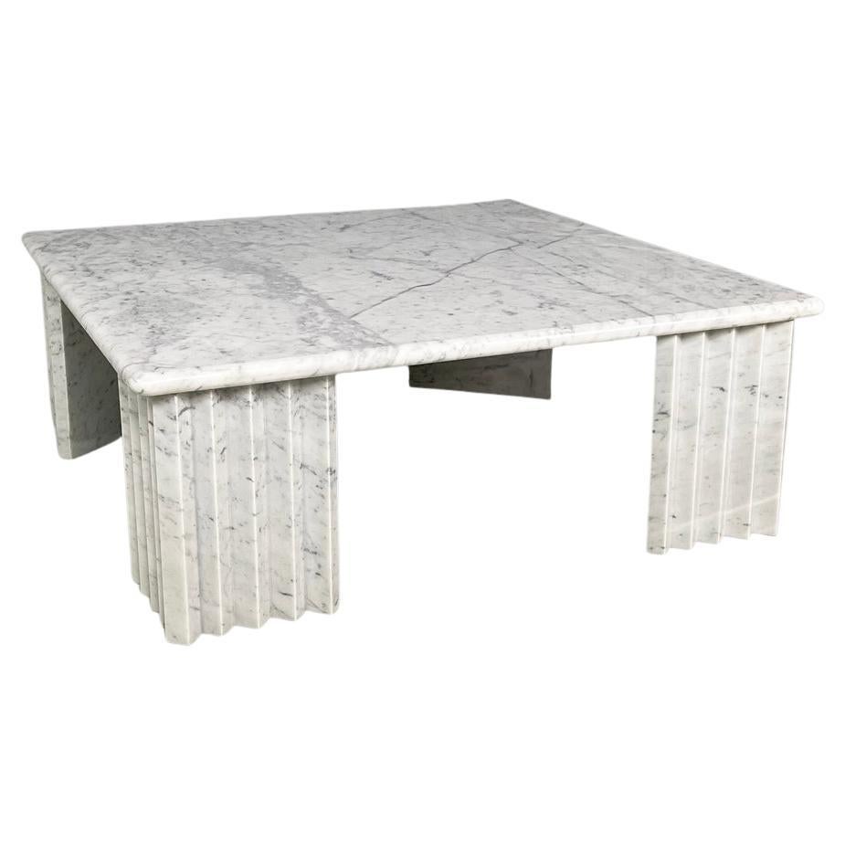 Italian modern rectangular coffe table in white marble by Carlo Scarpa, 1980s en venta