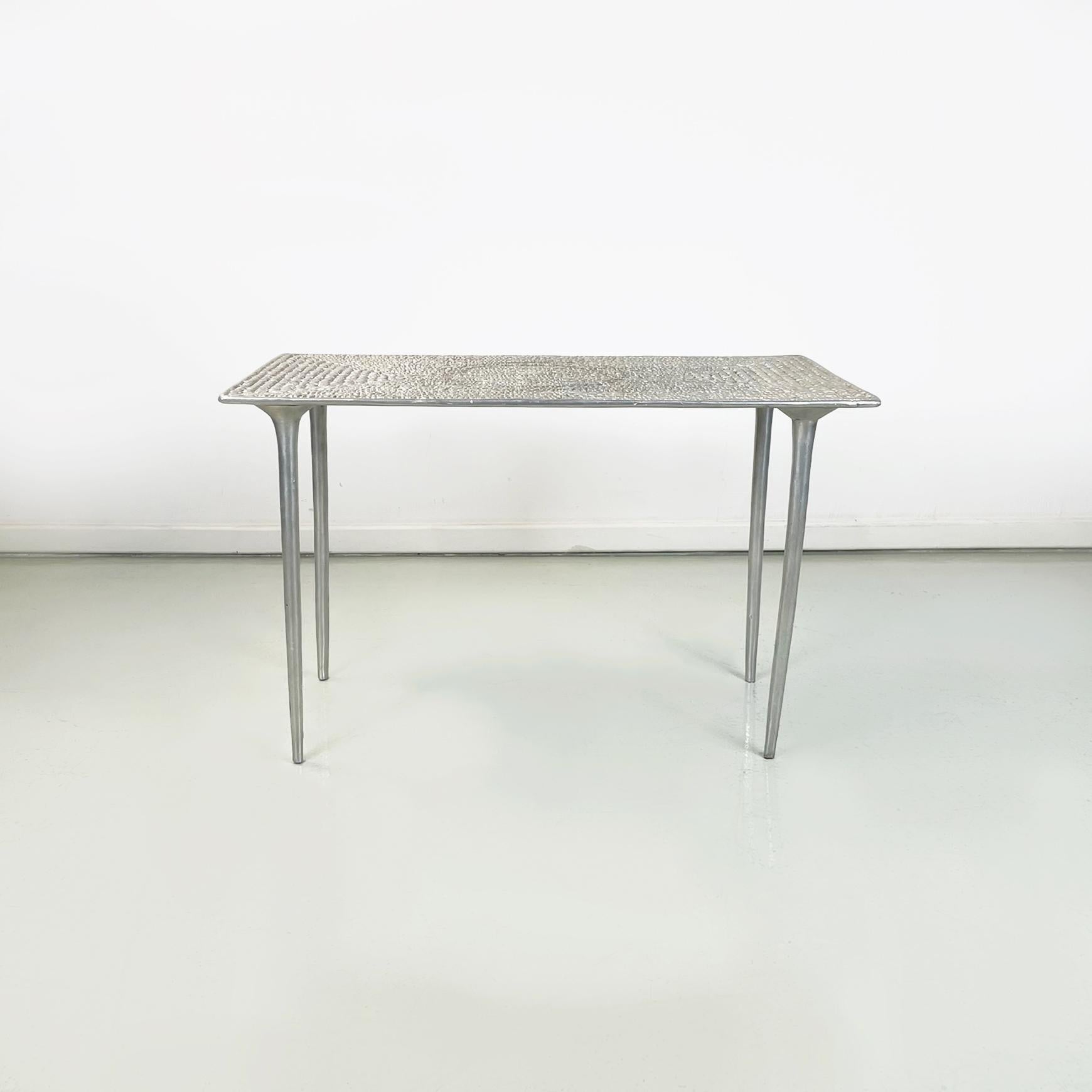 Italian modern rectangular Coffee table in aluminum, 1980-1990s
Coffee table entirely in aluminum. The rectangular top is finely worked. Legs with round section. Suitable for both indoor and outdoor use such as garden.
1980-1990 approx.
Good