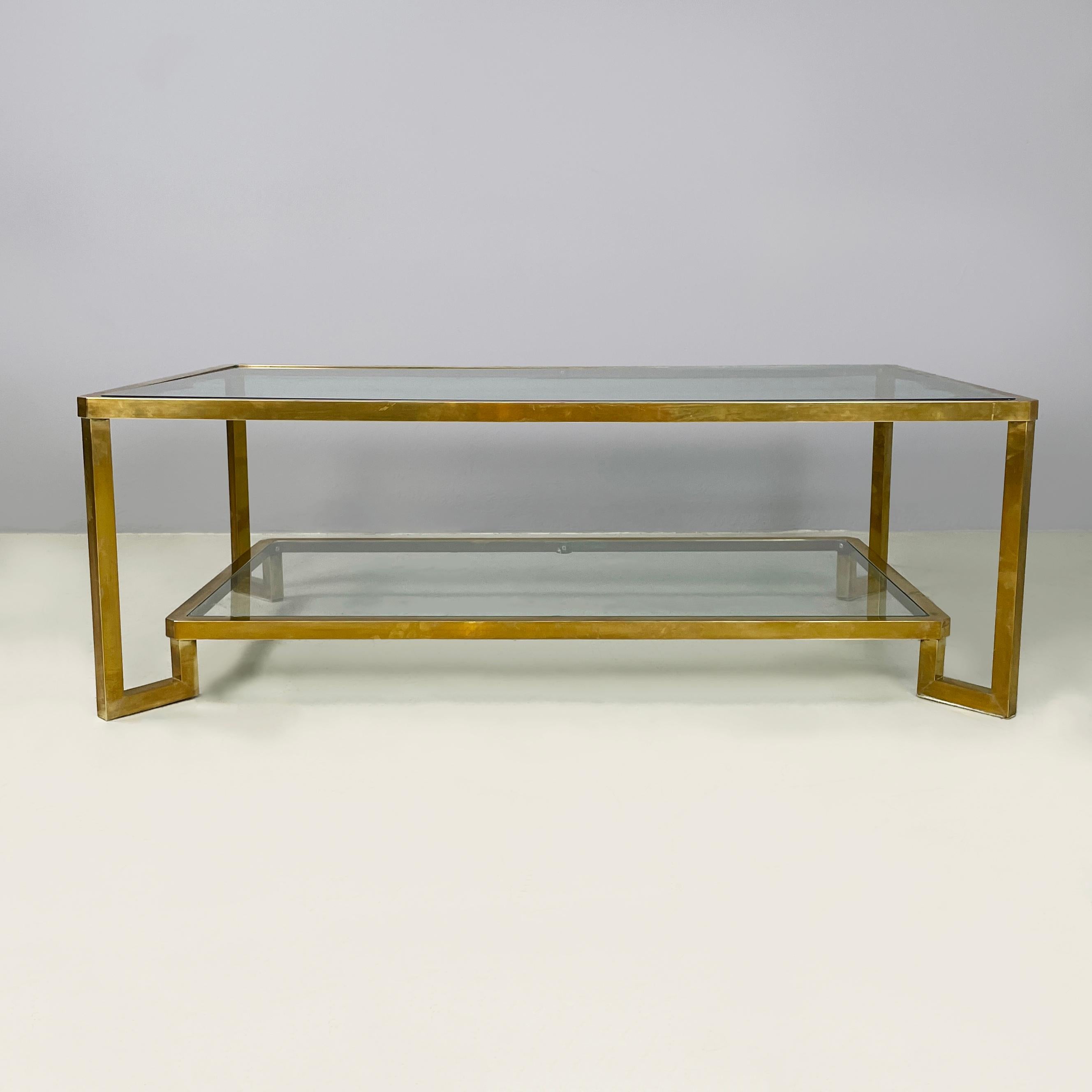 Italian modern Rectangular coffee table with 2 shelves in brass and glass, 1970s
Coffee table with double rectangular glass shelf. The upper top is larger than the lower. The structure, on which the shelves rest and which also makes up the legs, is
