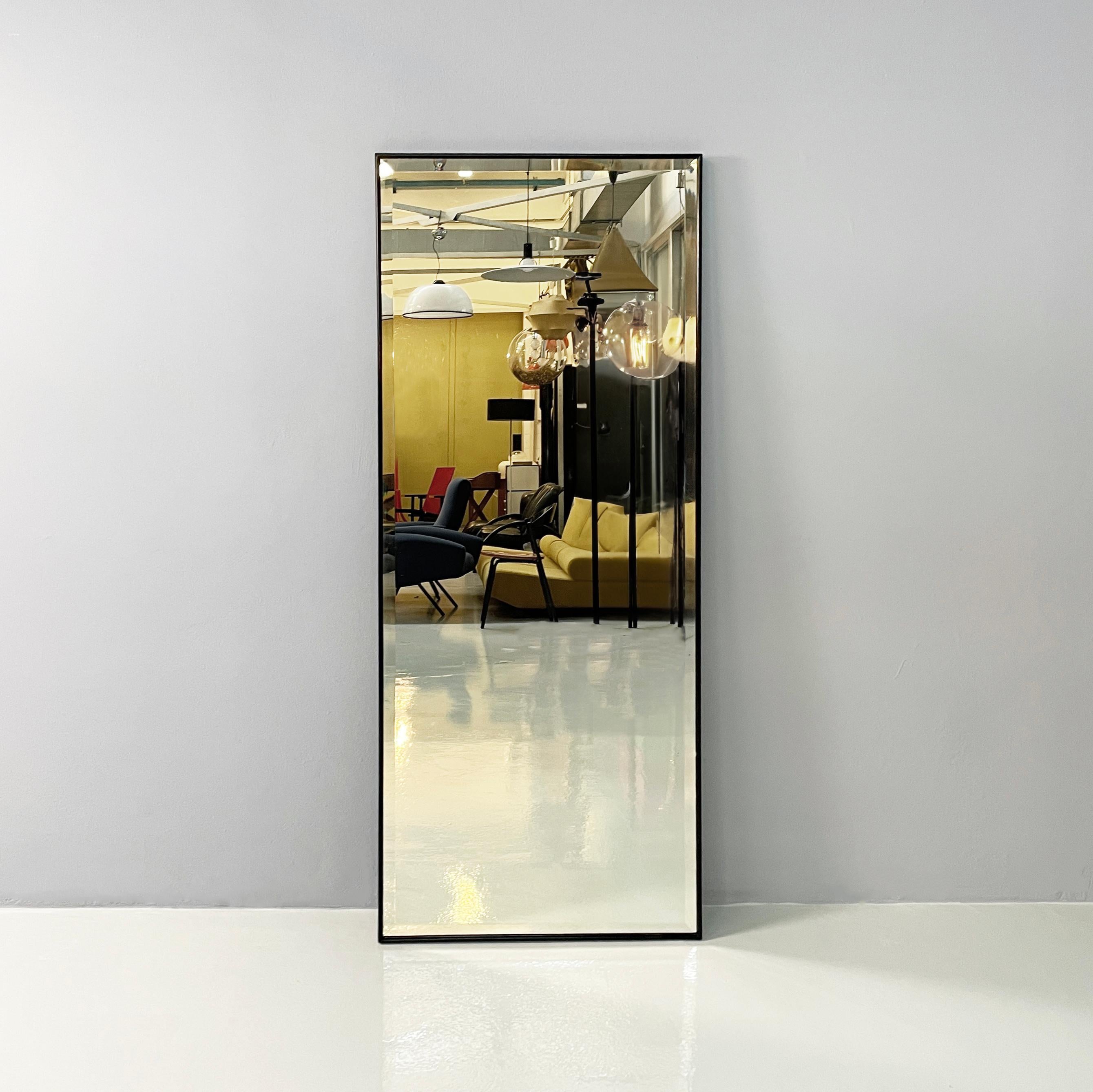 Italian modern Rectangular mirror with black wooden frame, 1990s
Rectangular wall mirror with a rounded profile frame in black painted wood. The structure is entirely made of solid wood. The peculiarity of this mirror is that it can be hung both
