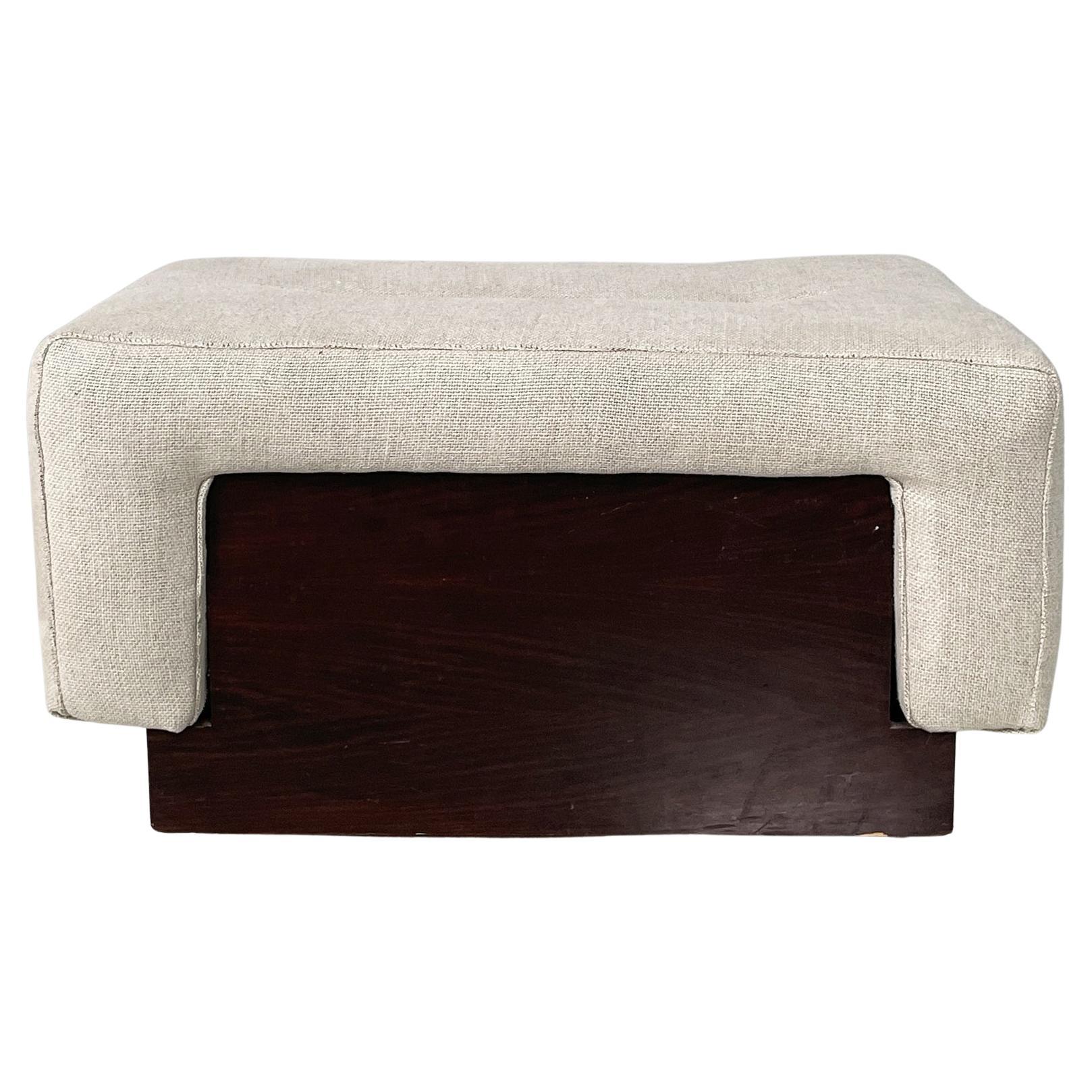 Puf rectangular moderno italiano de madera y tela beige, años 70
Puf con asiento rectangular acolchado y tapizado en tela beige. La estructura es de madera. Ruedas en la base.
Procede de los años 70
Buen estado, Tiene marcas dispersas en la madera.