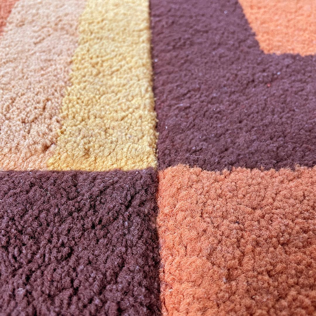Alfombra rectangular moderna italiana con decoraciones geométricas marrones y naranjas años 70 en venta 3