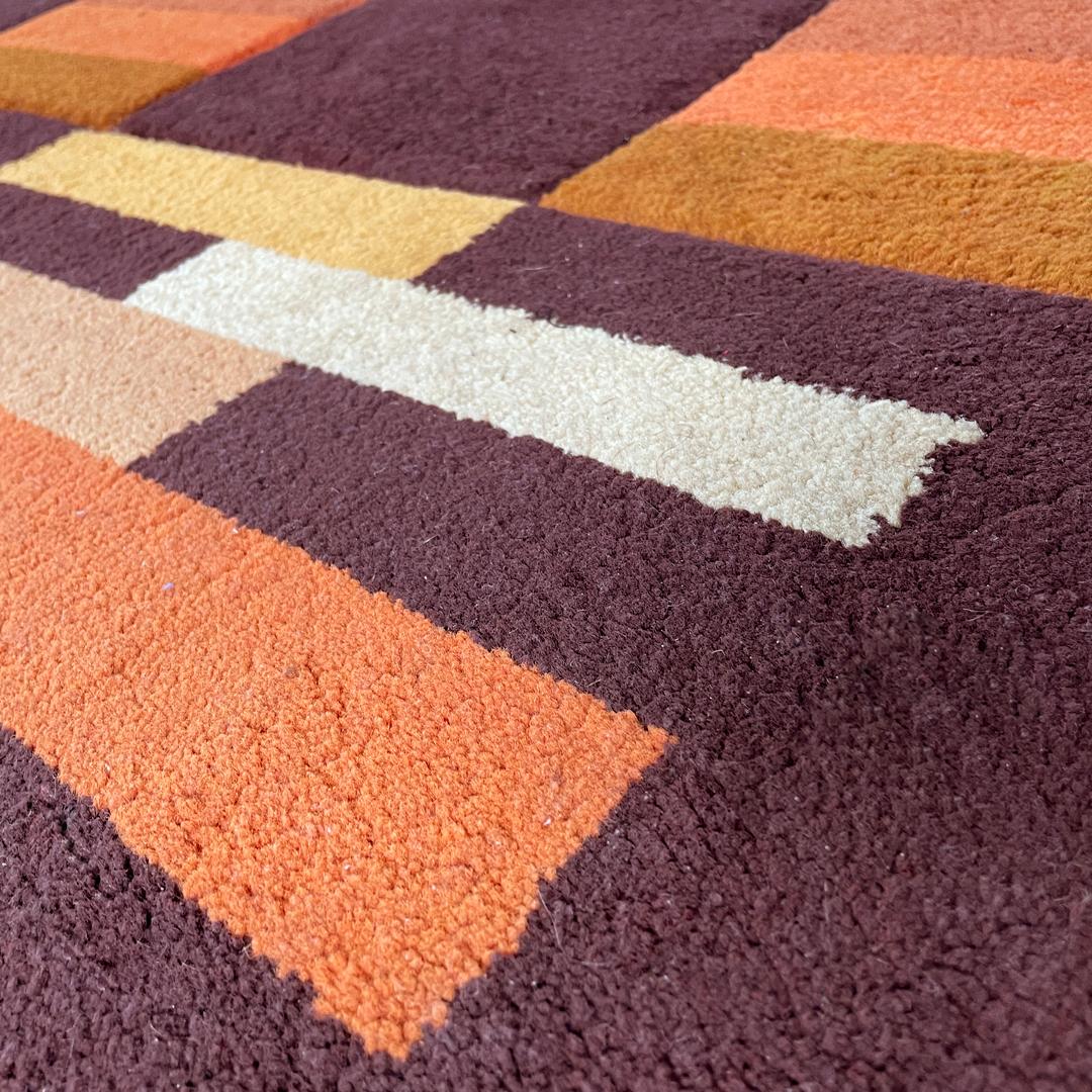 Alfombra rectangular moderna italiana con decoraciones geométricas marrones y naranjas años 70 en venta 4