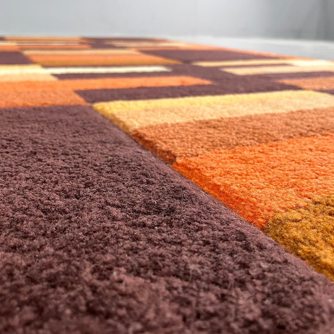 Alfombra rectangular moderna italiana con decoraciones geométricas marrones y naranjas años 70 en venta 5