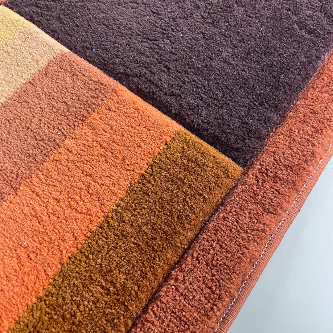 Alfombra rectangular moderna italiana con decoraciones geométricas marrones y naranjas años 70 en venta 6