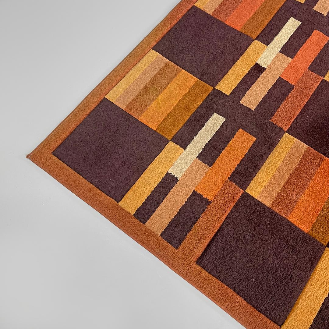 Alfombra rectangular moderna italiana con decoraciones geométricas marrones y naranjas años 70 en venta 10