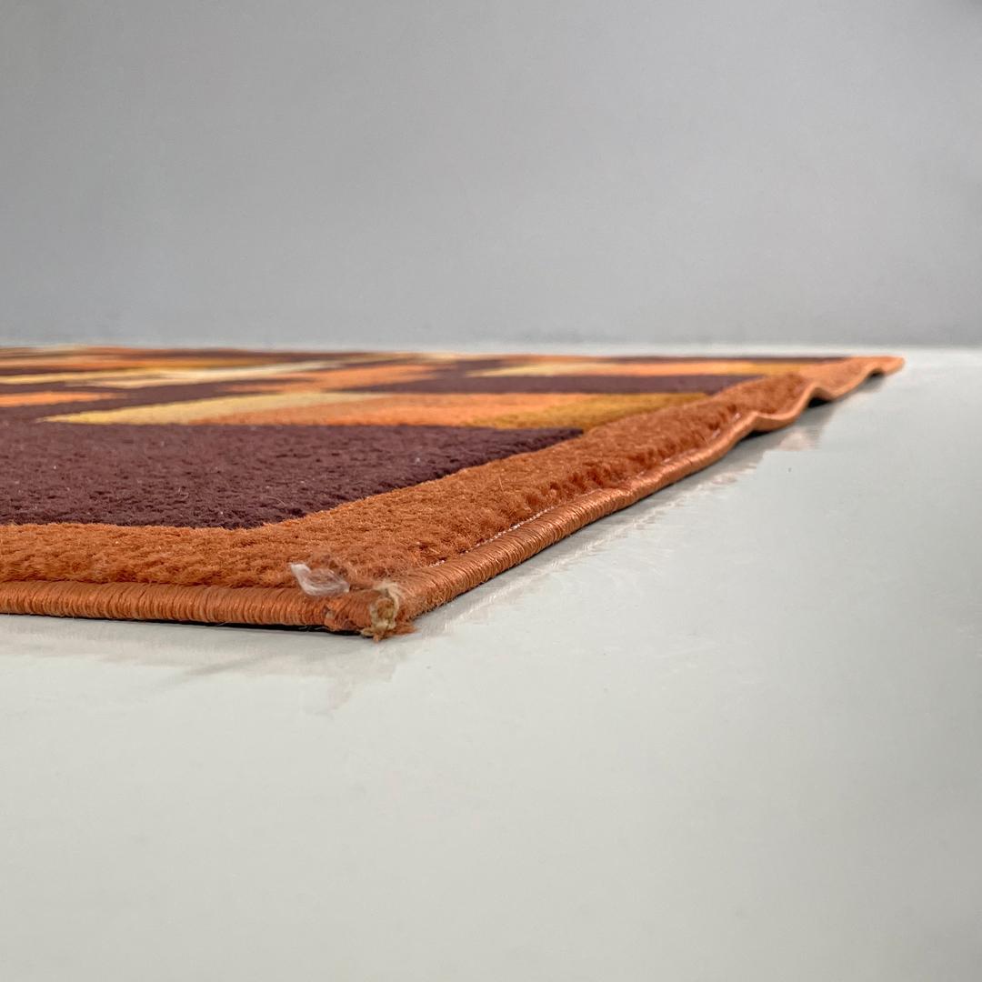 Alfombra rectangular moderna italiana con decoraciones geométricas marrones y naranjas años 70 en venta 11