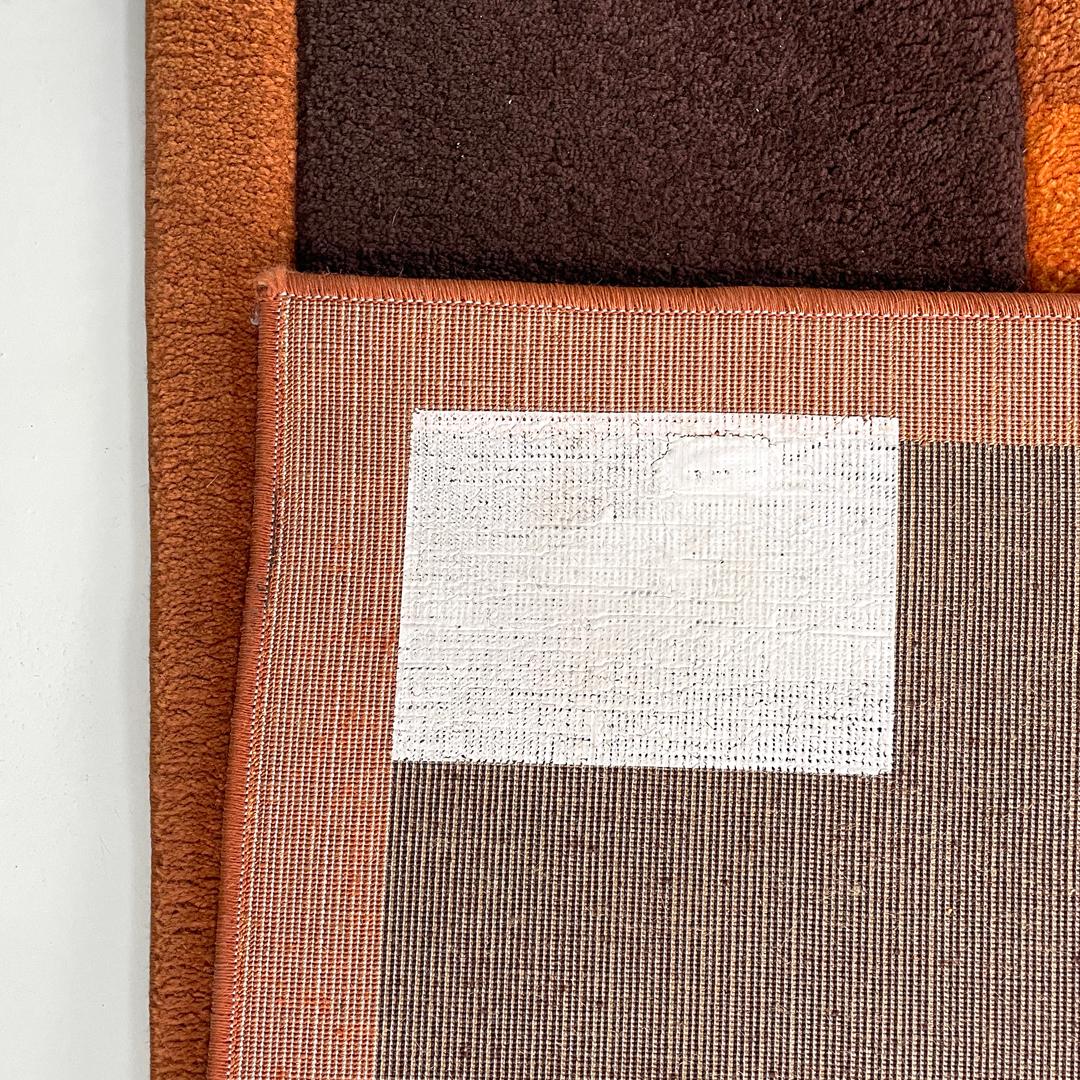 Alfombra rectangular moderna italiana con decoraciones geométricas marrones y naranjas años 70 en venta 12