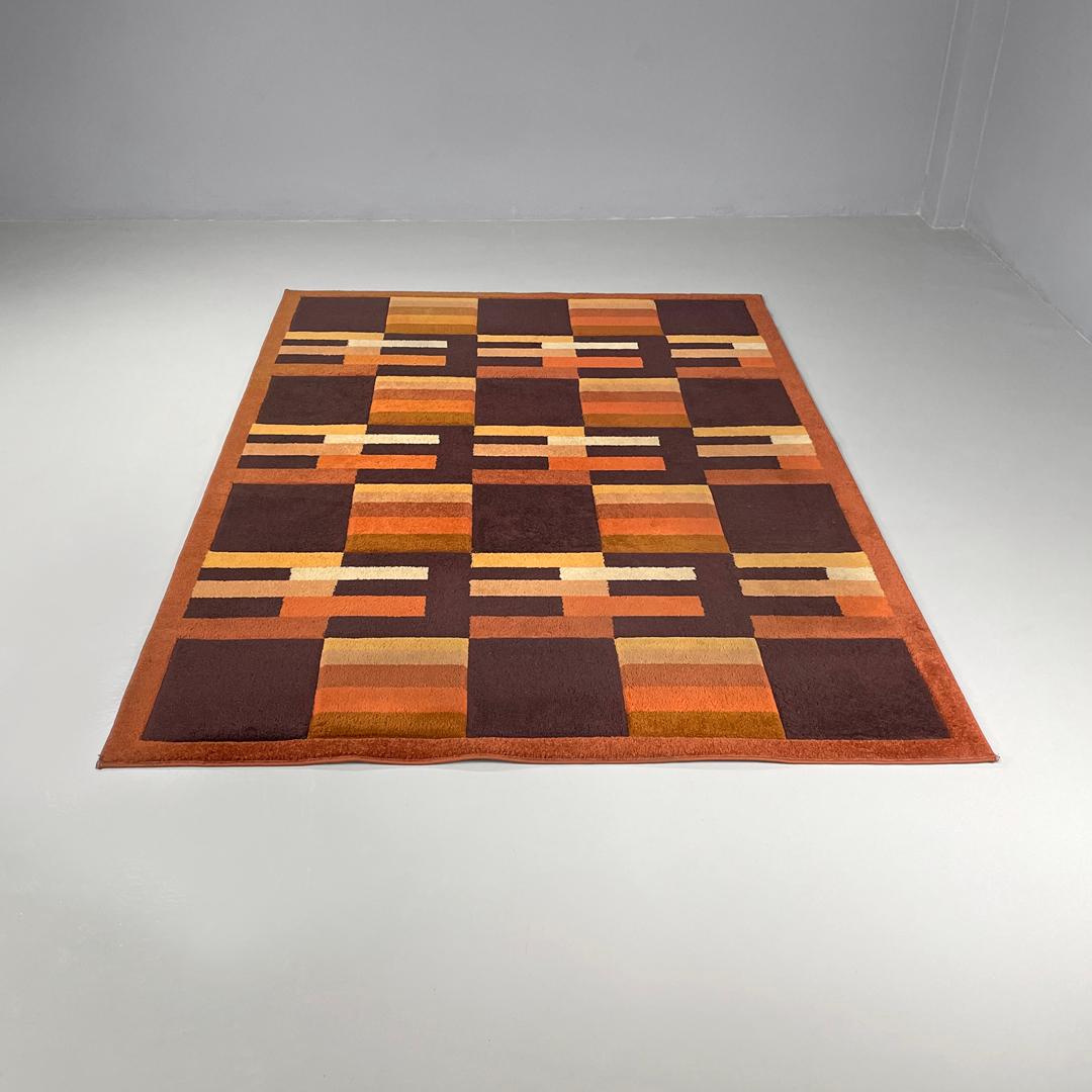 Alfombra rectangular moderna italiana con decoraciones geométricas marrones y naranjas años 70
Alfombra rectangular de pelo corto. La alfombra está decorada con formas geométricas regulares de distintos tamaños que se repiten para formar un dibujo