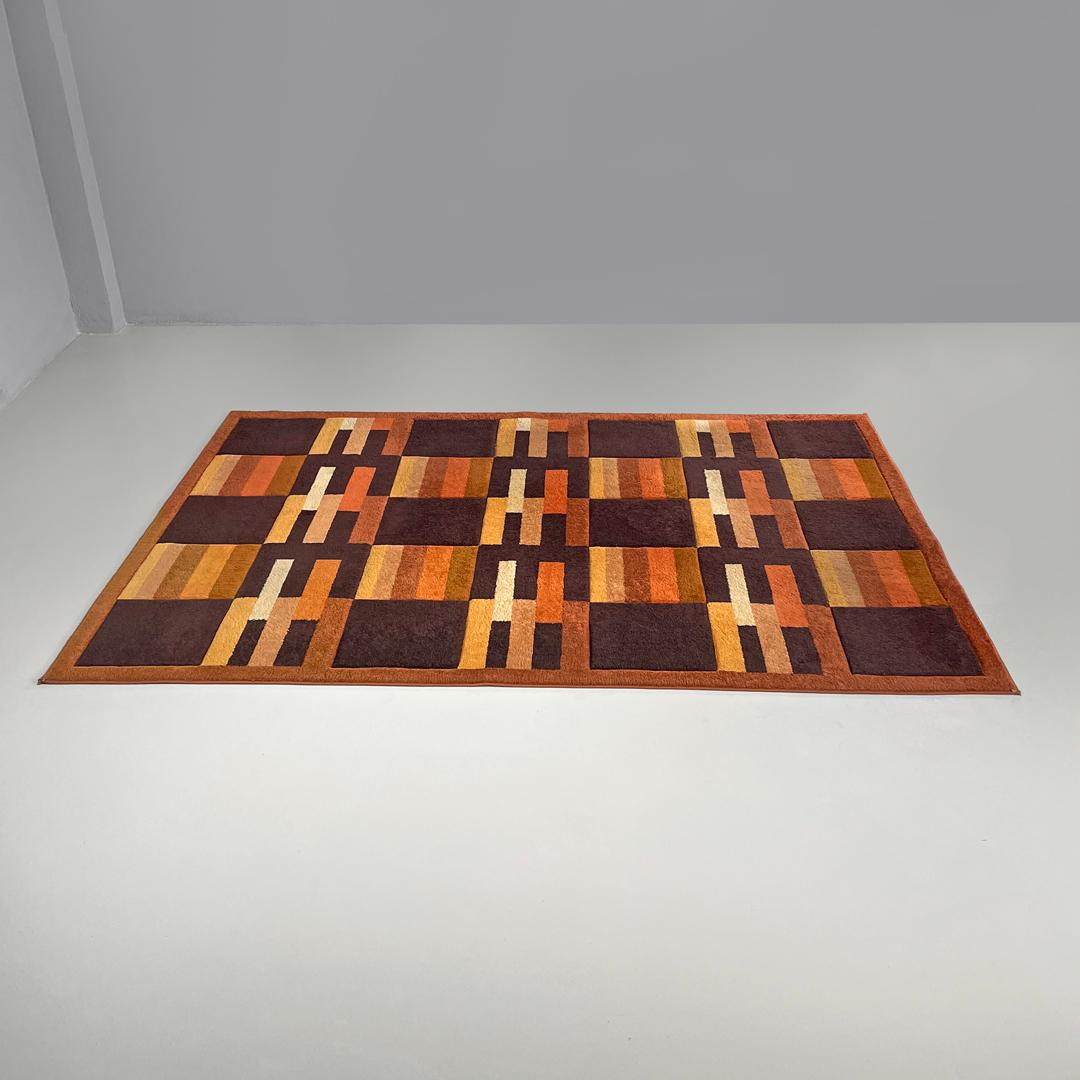 Alfombra rectangular moderna italiana con decoraciones geométricas marrones y naranjas años 70 Moderno en venta