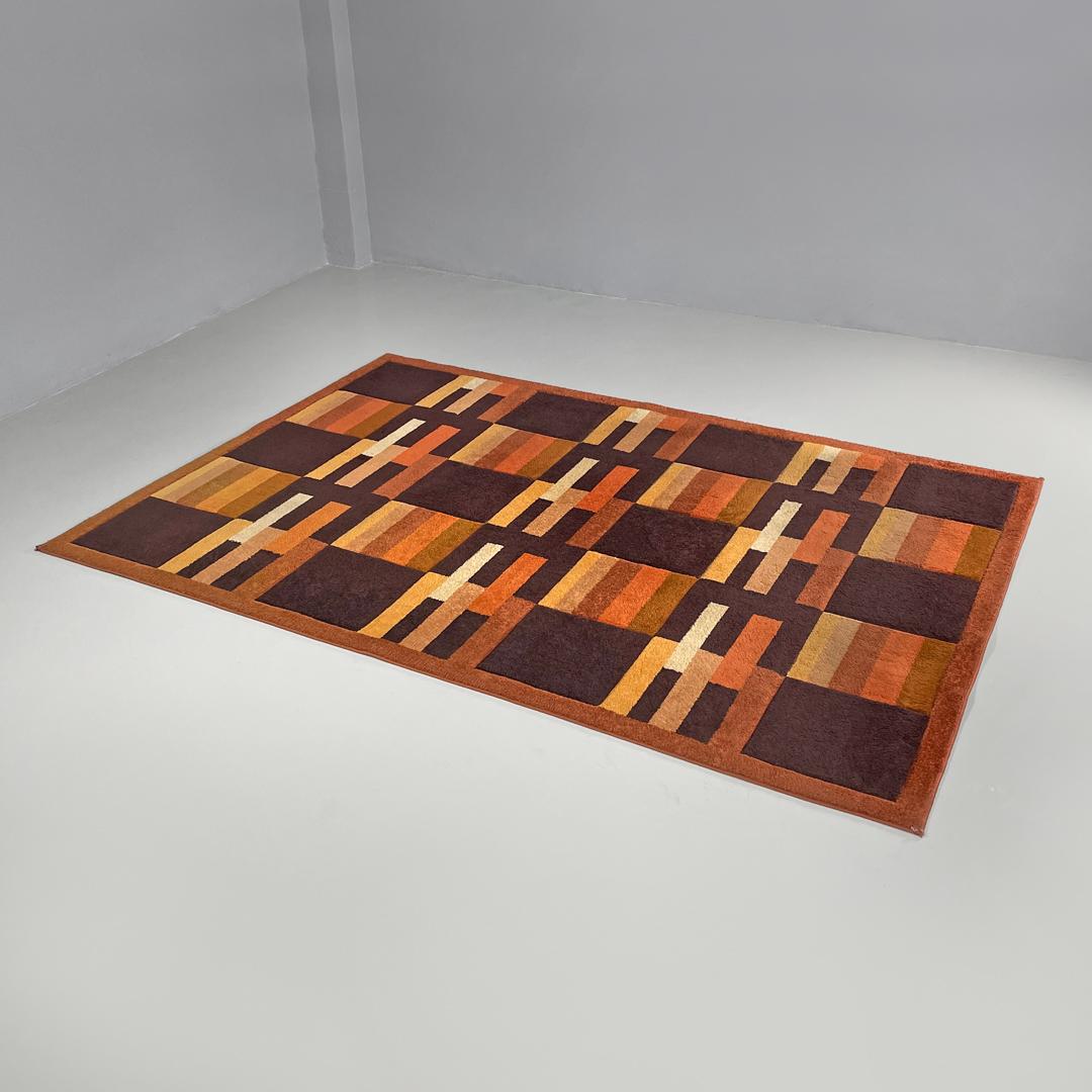Alfombra rectangular moderna italiana con decoraciones geométricas marrones y naranjas años 70 Italiano en venta