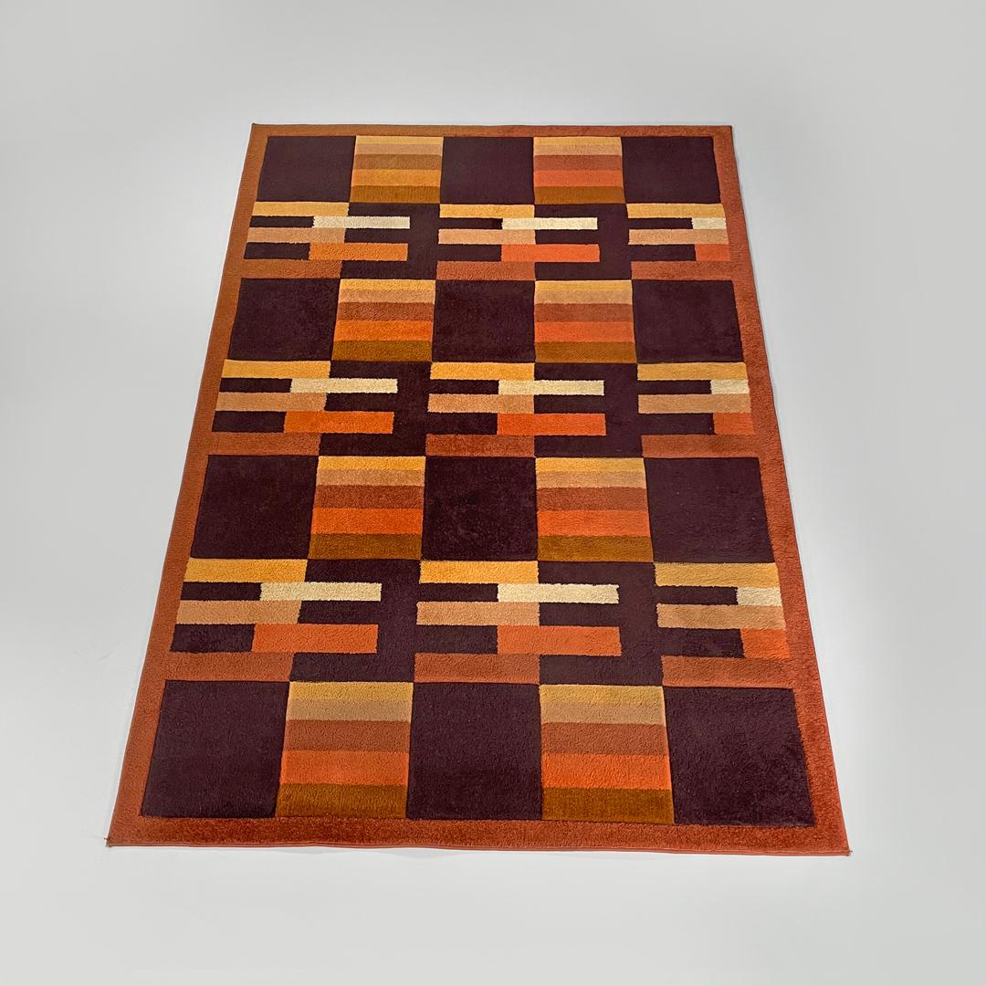 Alfombra rectangular moderna italiana con decoraciones geométricas marrones y naranjas años 70 finales del siglo XX en venta
