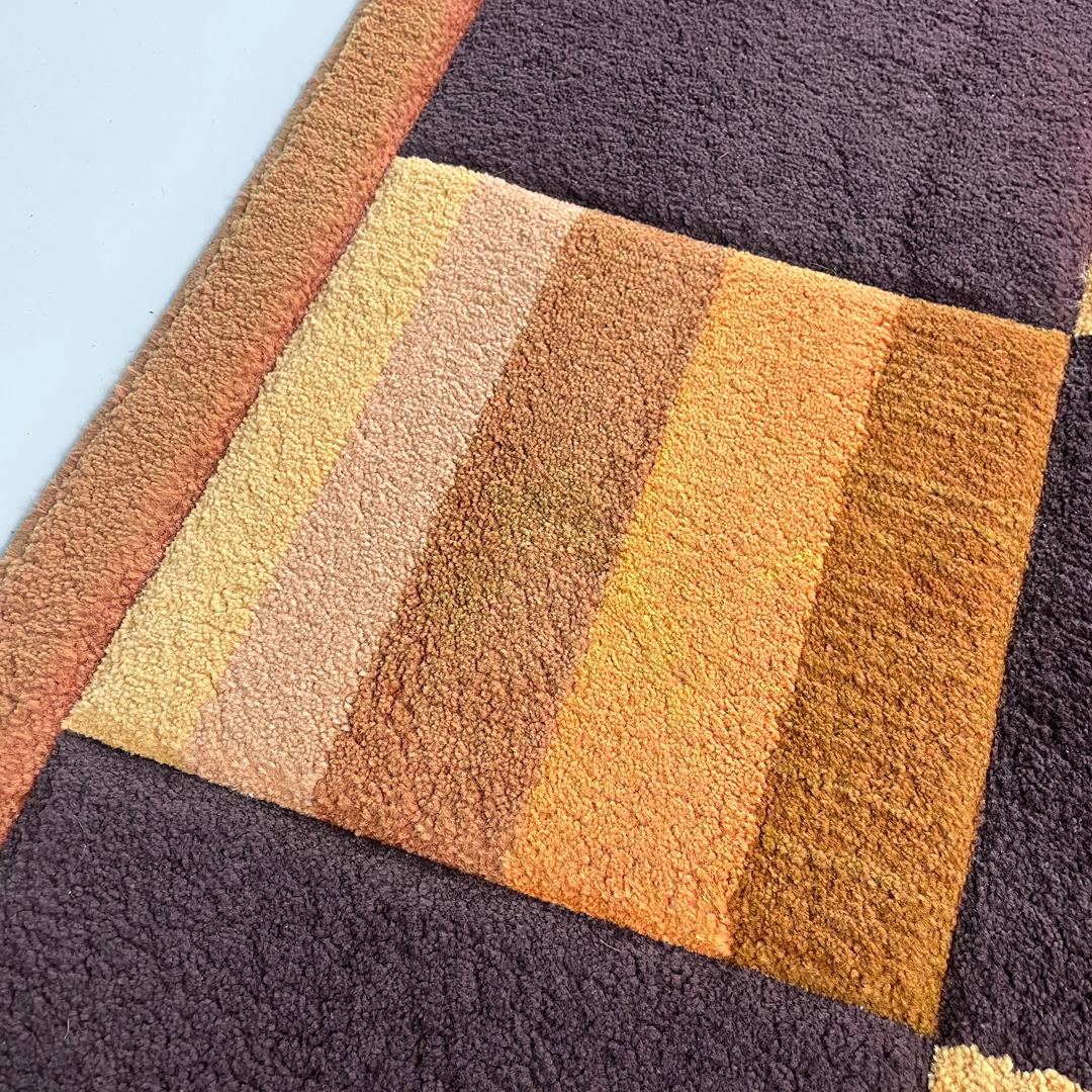 Alfombra rectangular moderna italiana con decoraciones geométricas marrones y naranjas años 70 en venta 1