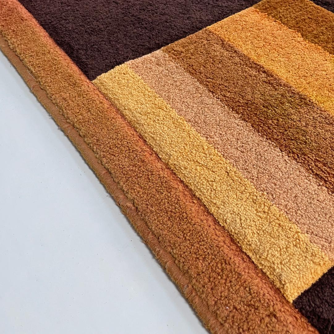 Alfombra rectangular moderna italiana con decoraciones geométricas marrones y naranjas años 70 en venta 2