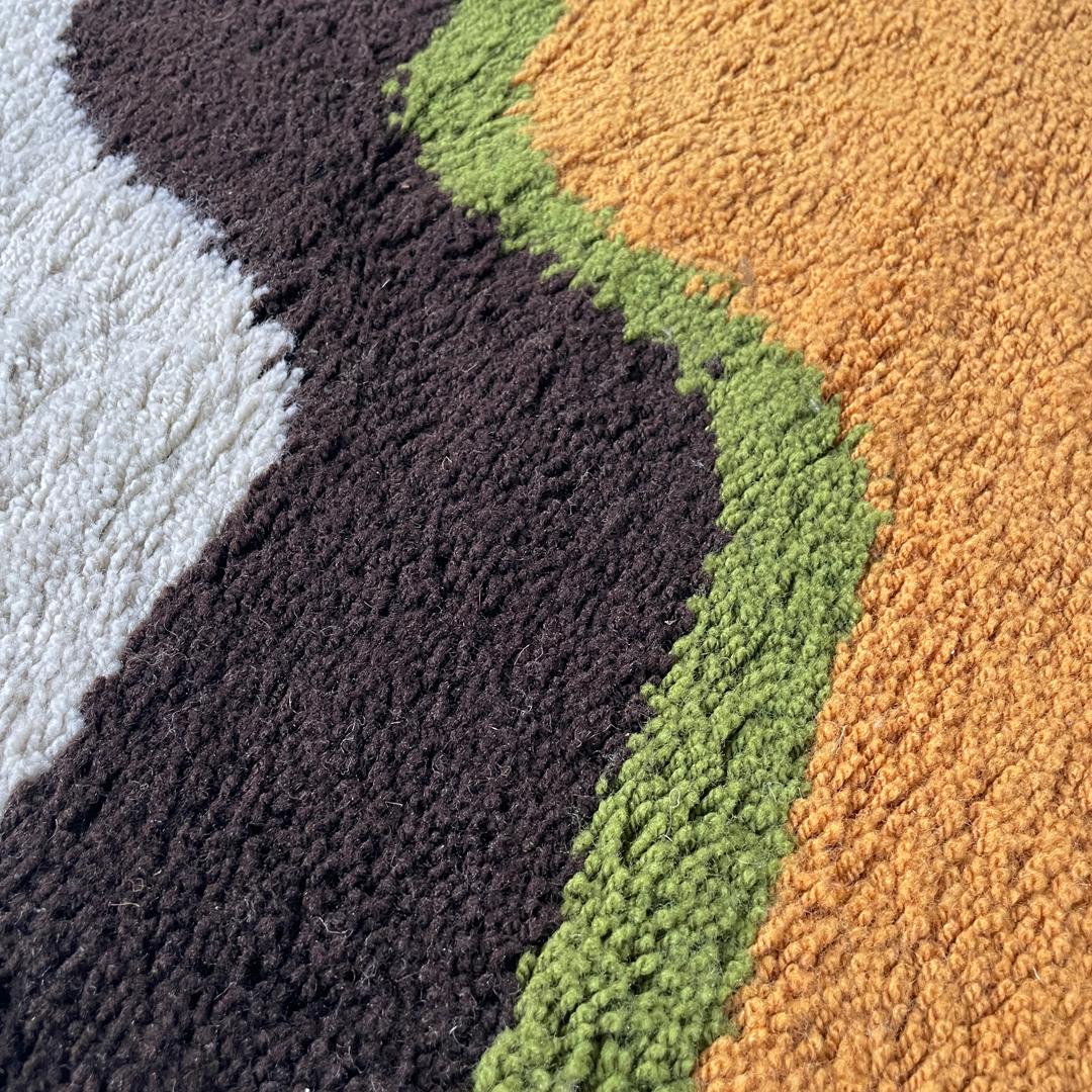 Tappeto italiano moderno rettangolare con decorazioni ondulate in verde e arancione, anni '70 in vendita 7